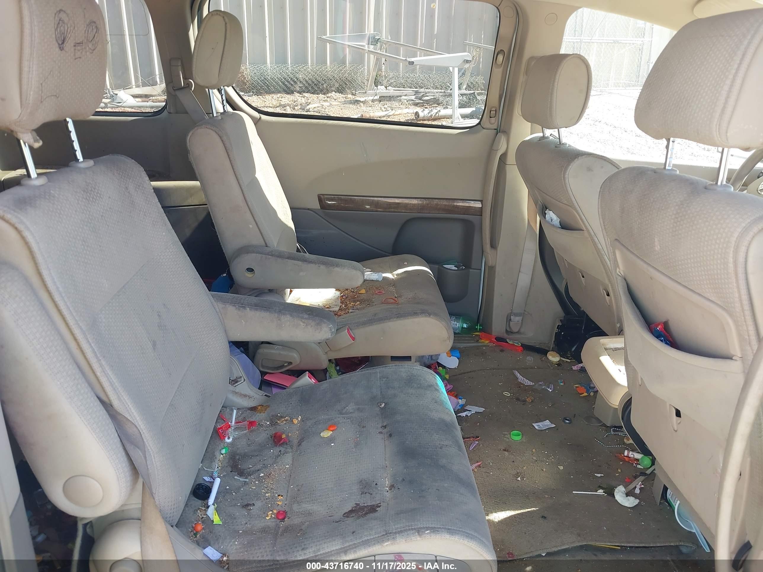 NISSAN QUEST image 8