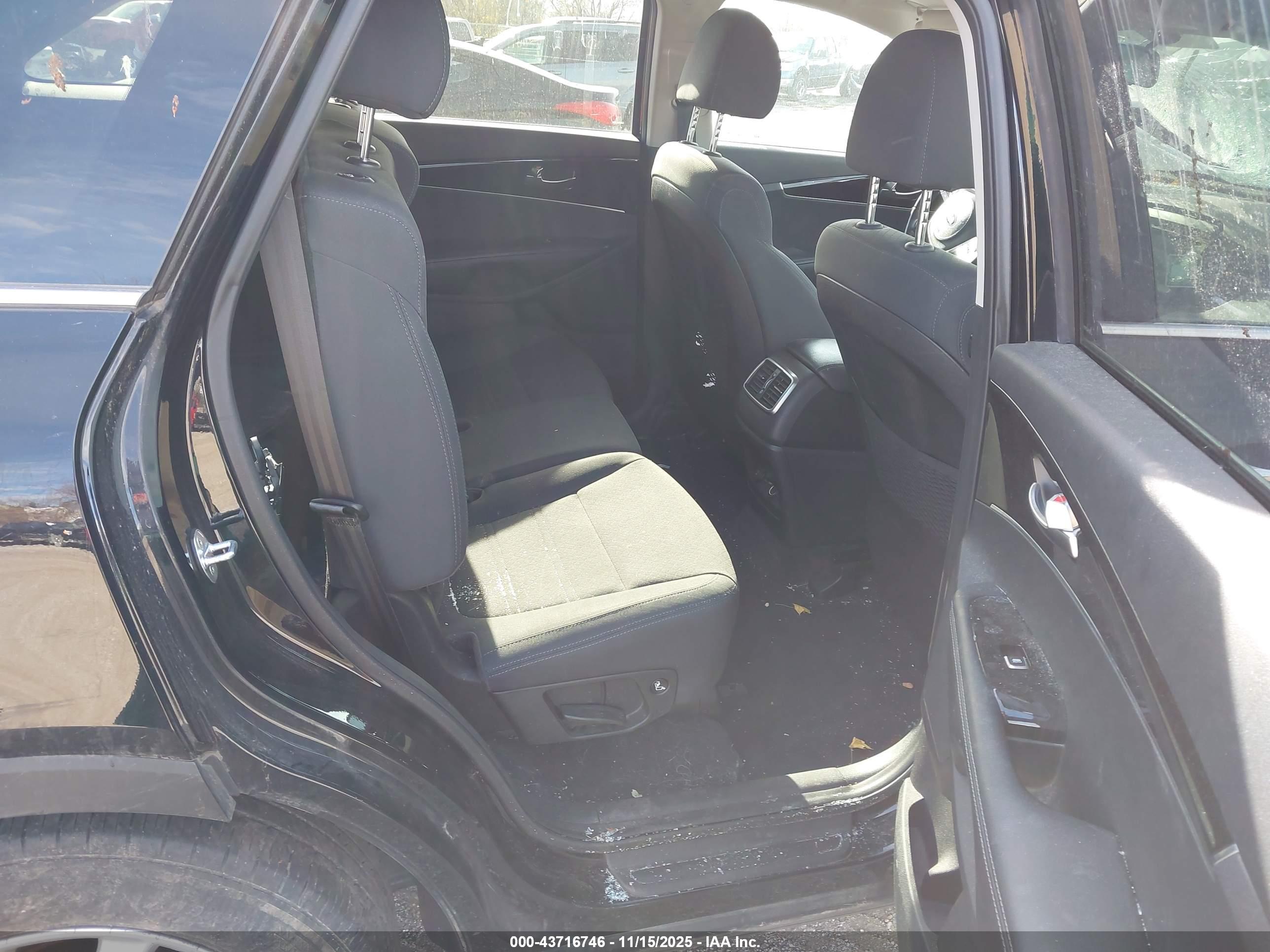 KIA SORENTO image 8