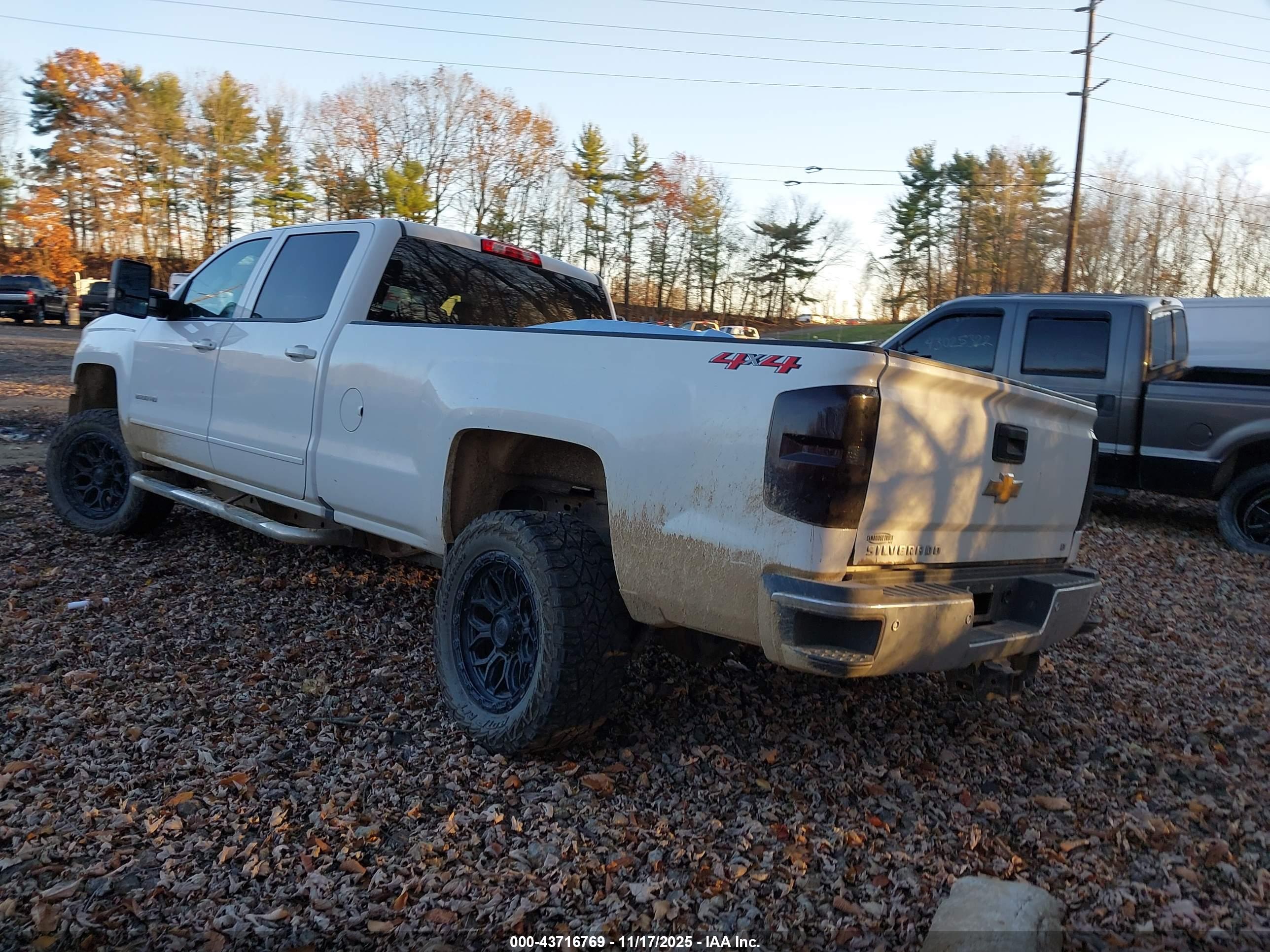 CHEVROLET SILVERADO image 3