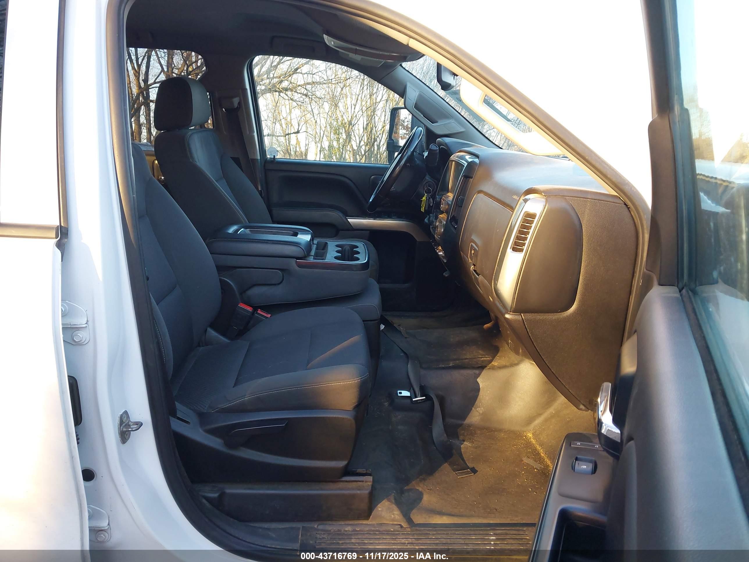 CHEVROLET SILVERADO image 5