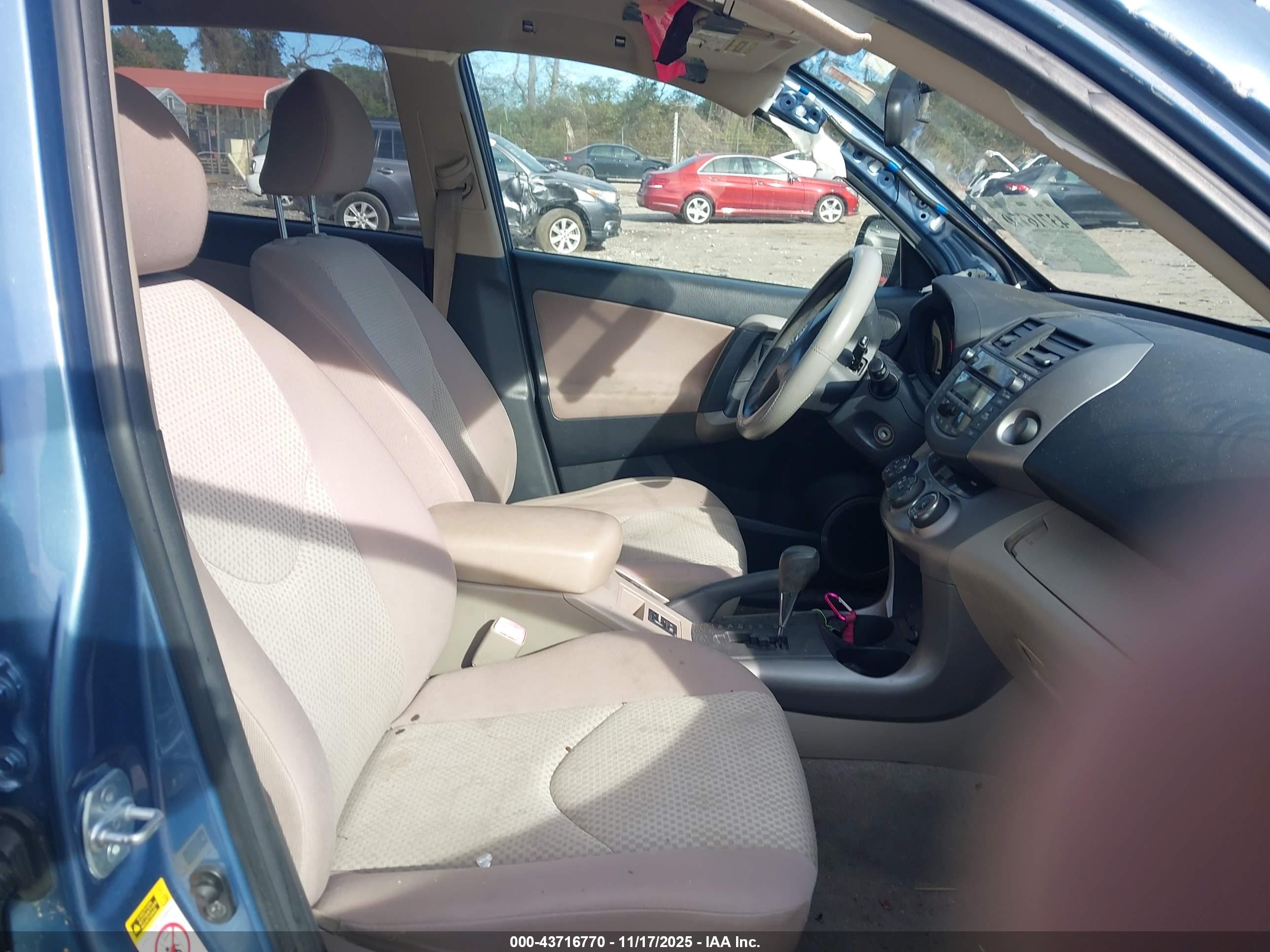 TOYOTA RAV4 image 5