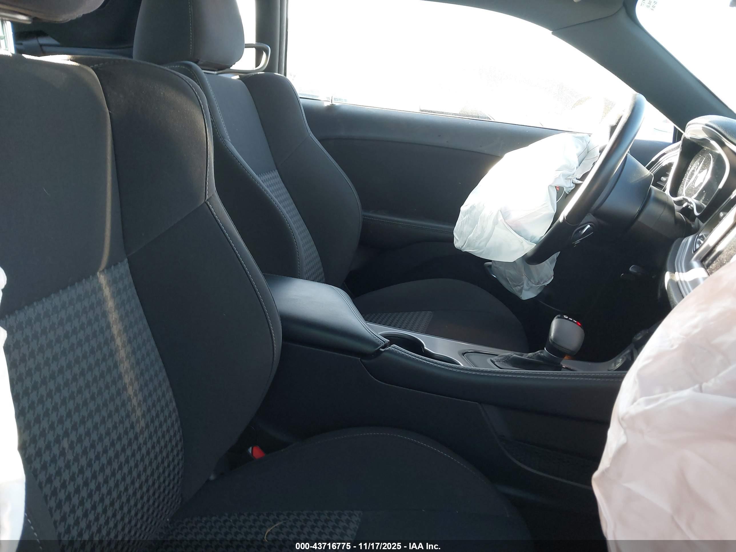 DODGE CHALLENGER image 5