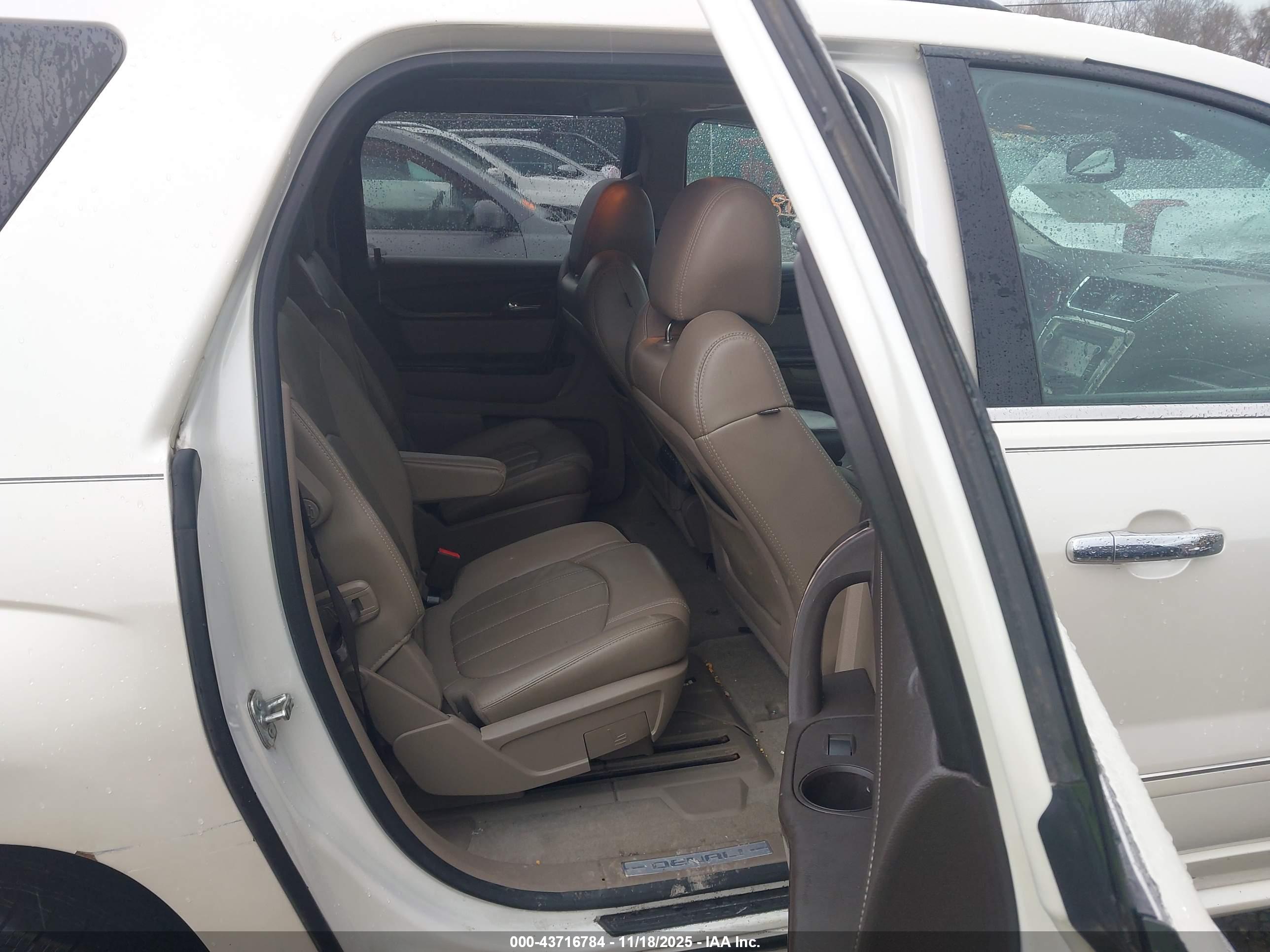 GMC ACADIA image 8