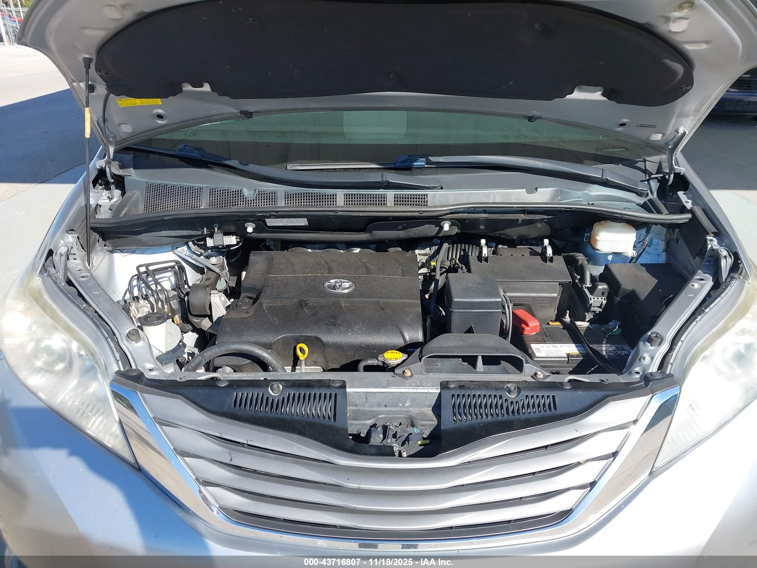 TOYOTA SIENNA image 10