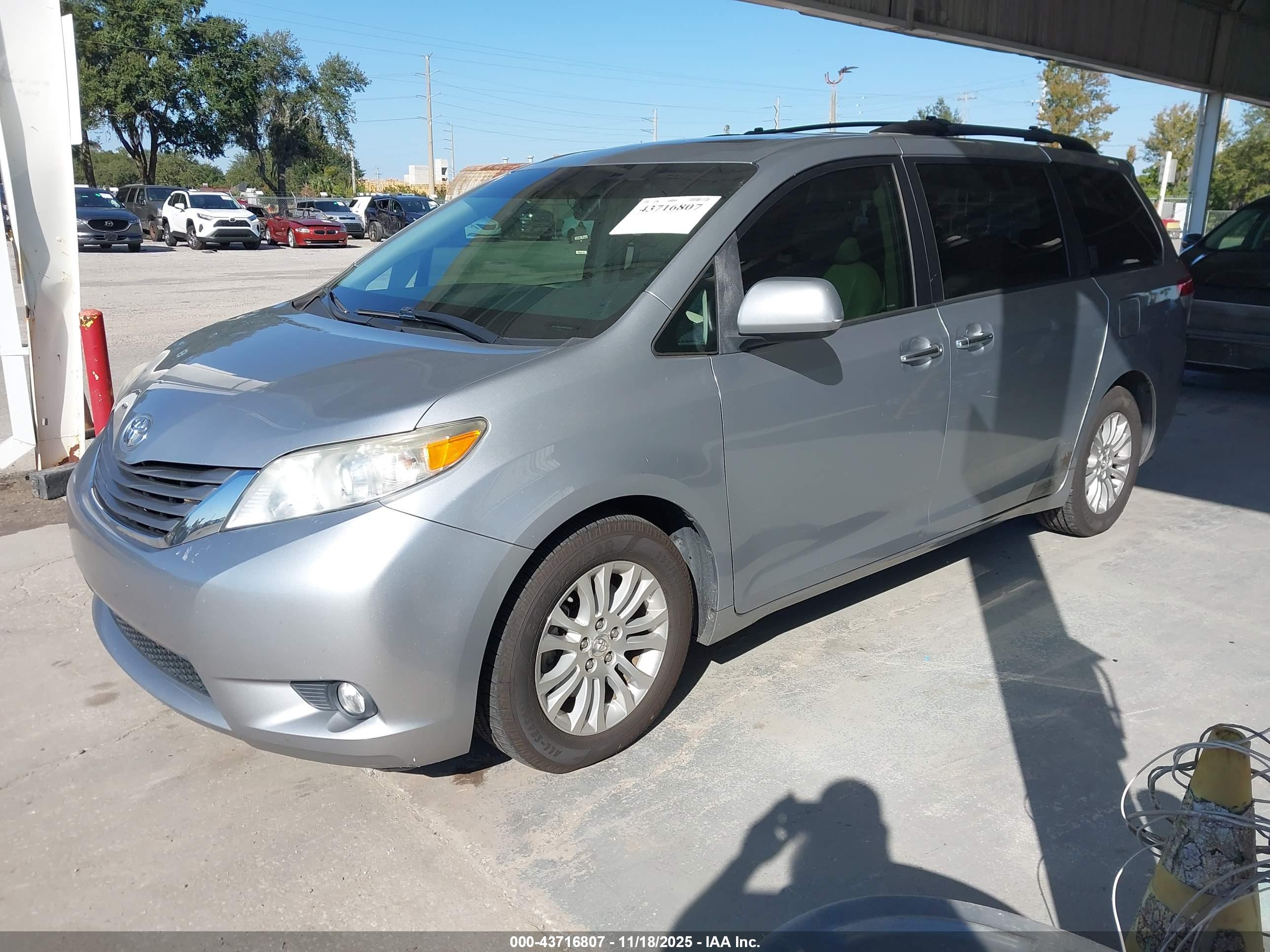 TOYOTA SIENNA image 2