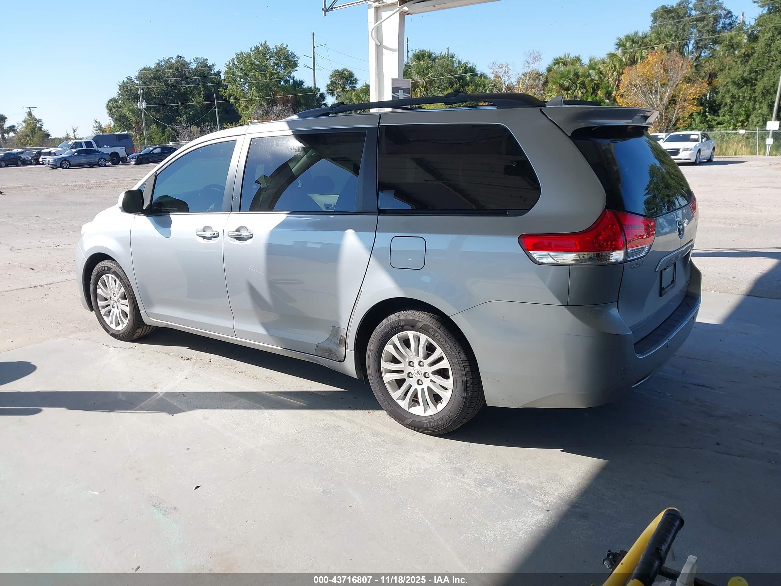 TOYOTA SIENNA image 3