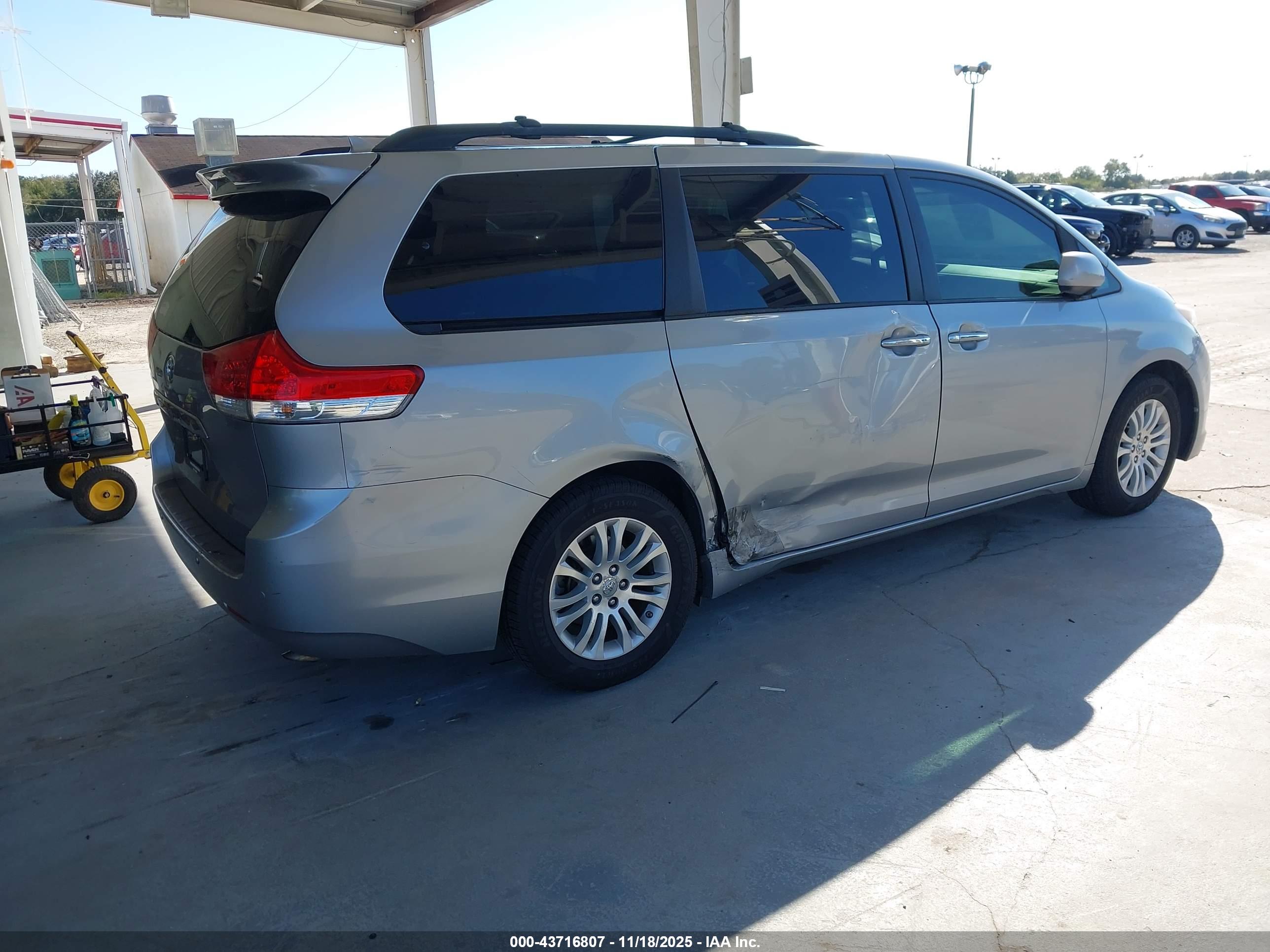 TOYOTA SIENNA image 4