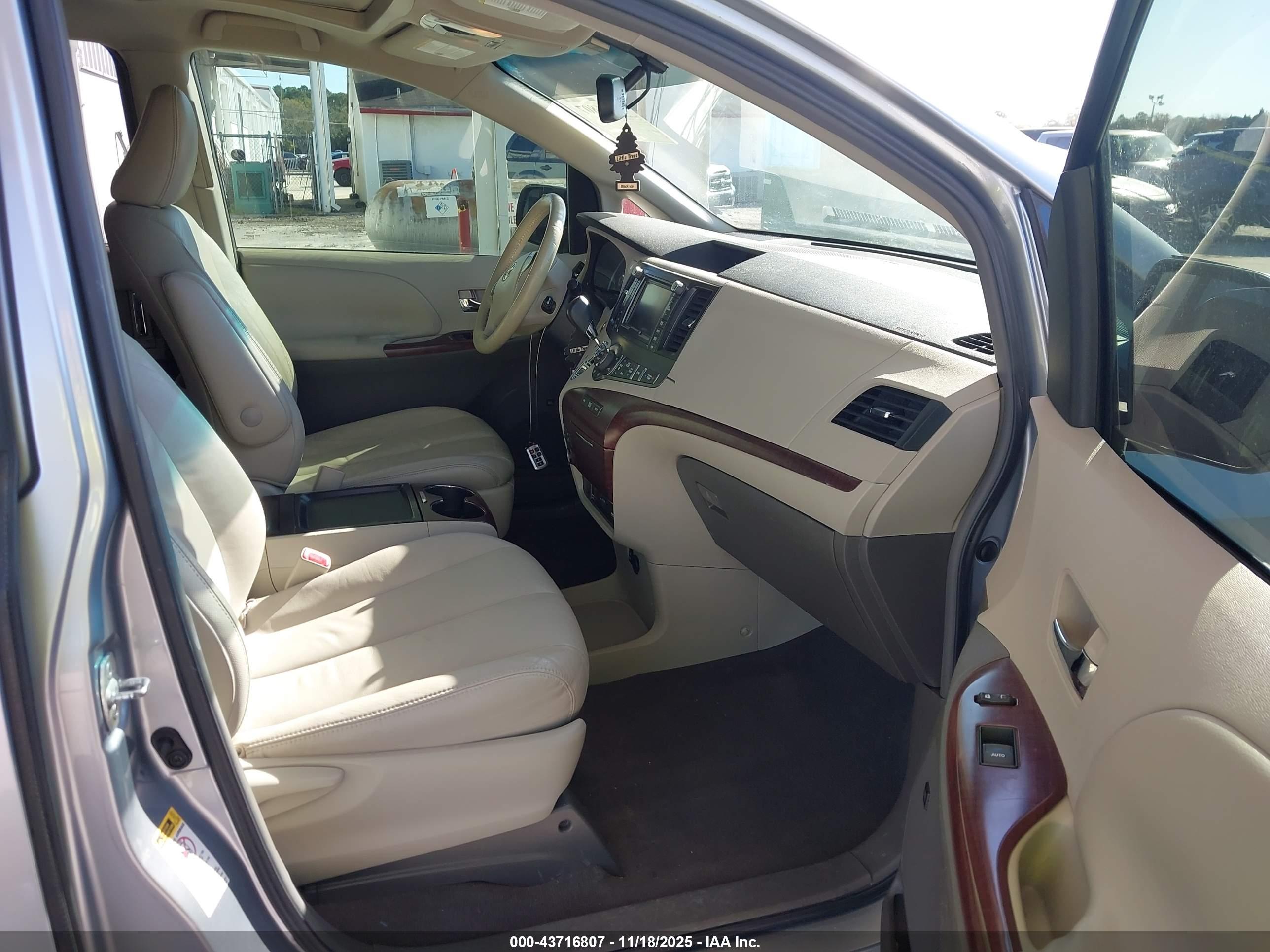 TOYOTA SIENNA image 5