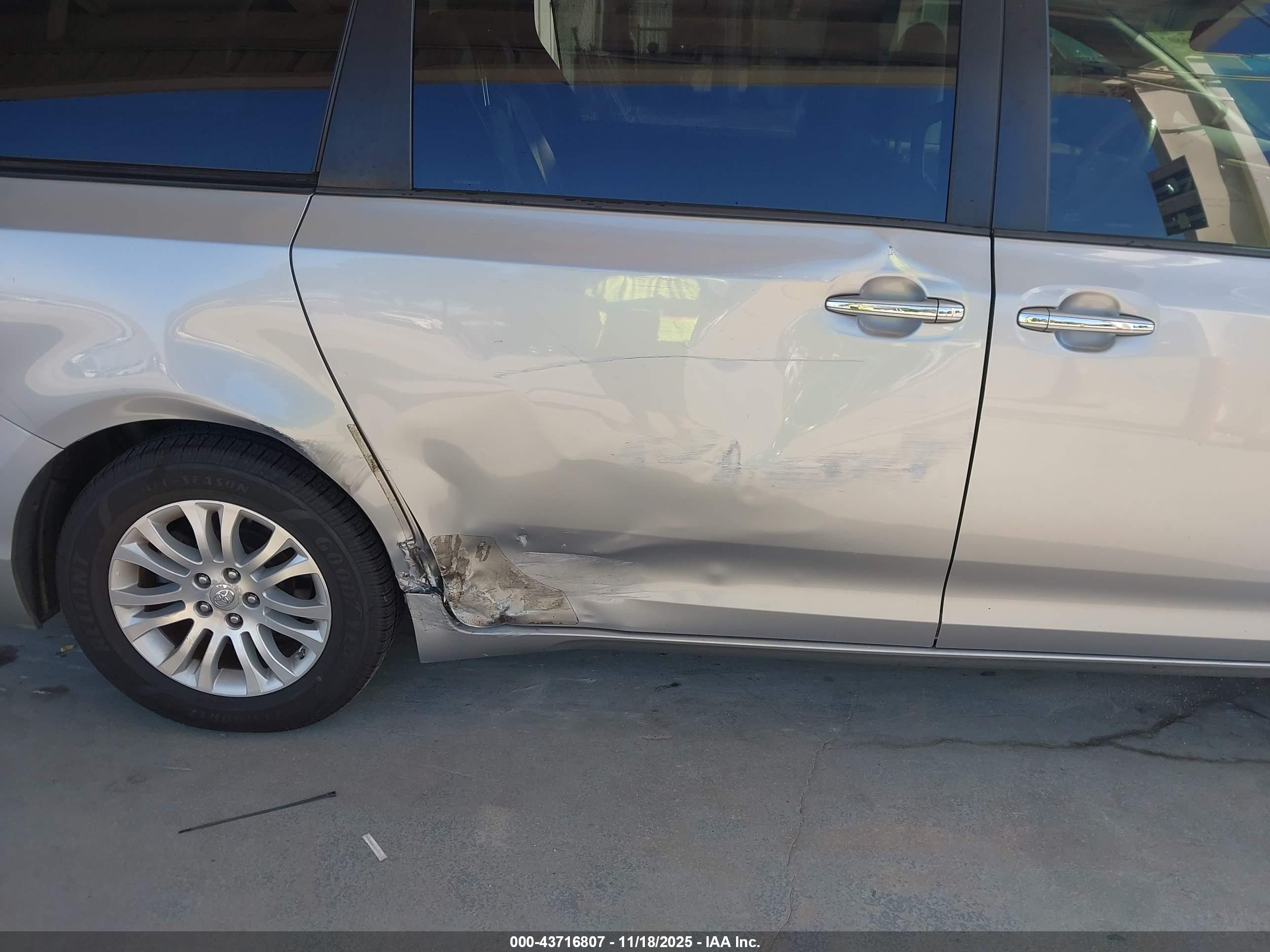 TOYOTA SIENNA image 6