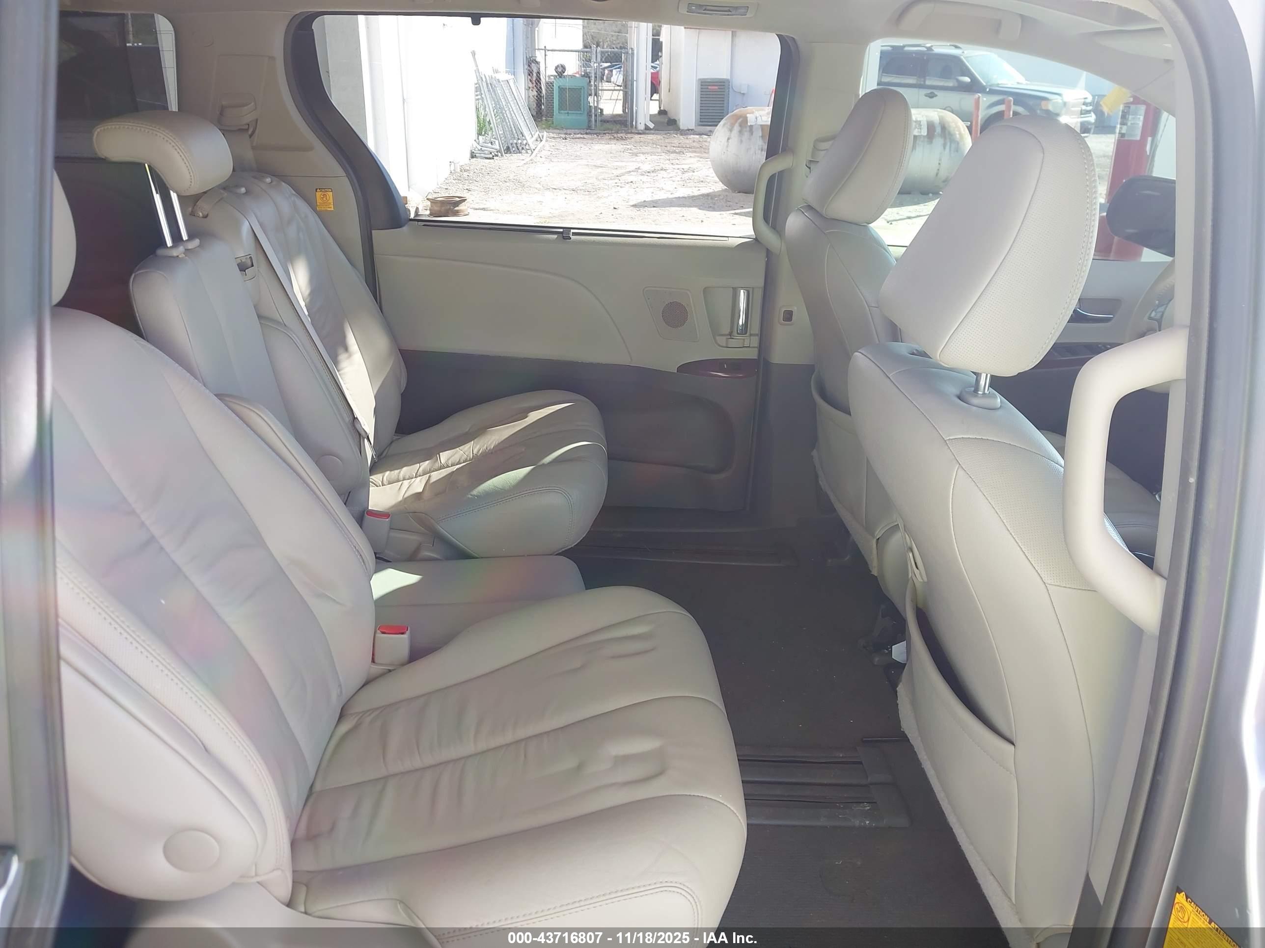 TOYOTA SIENNA image 8