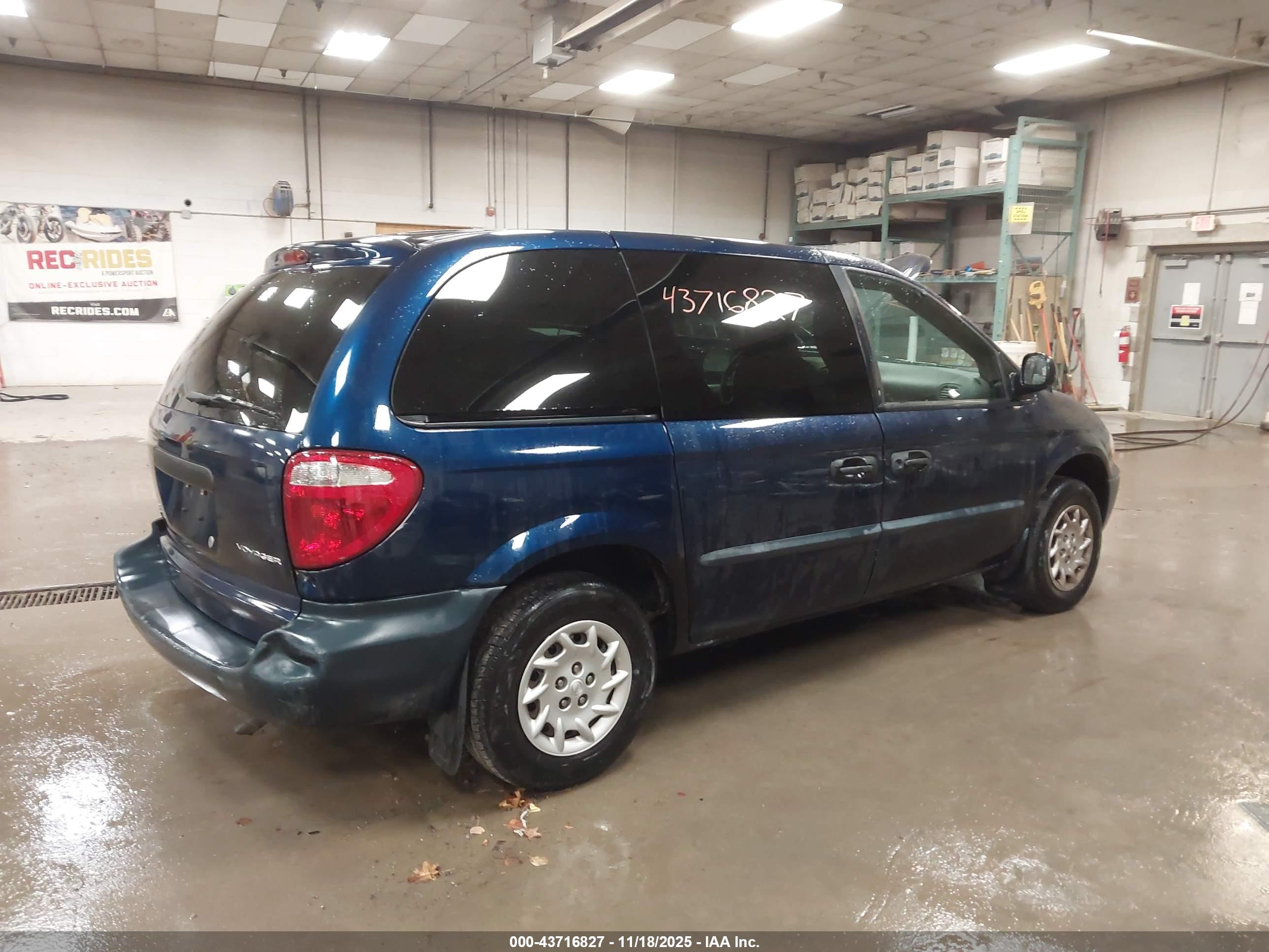 CHRYSLER VOYAGER image 4