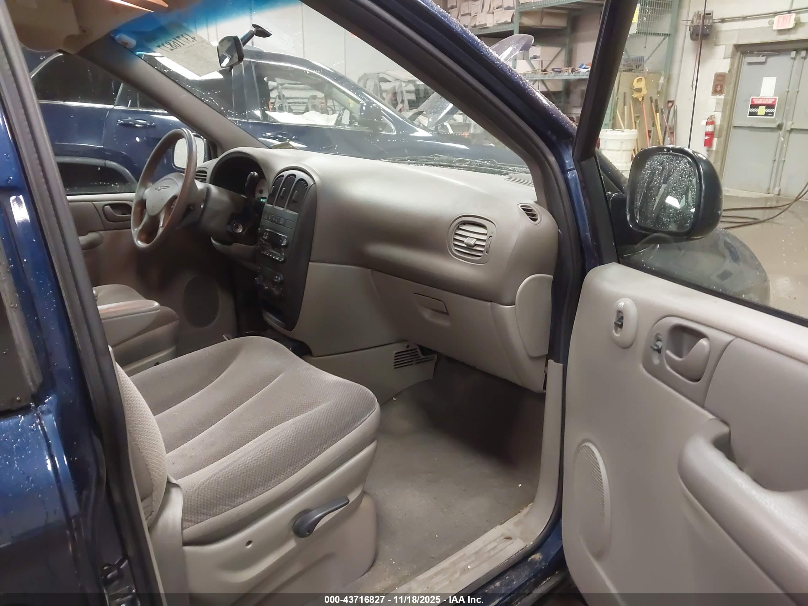 CHRYSLER VOYAGER image 5
