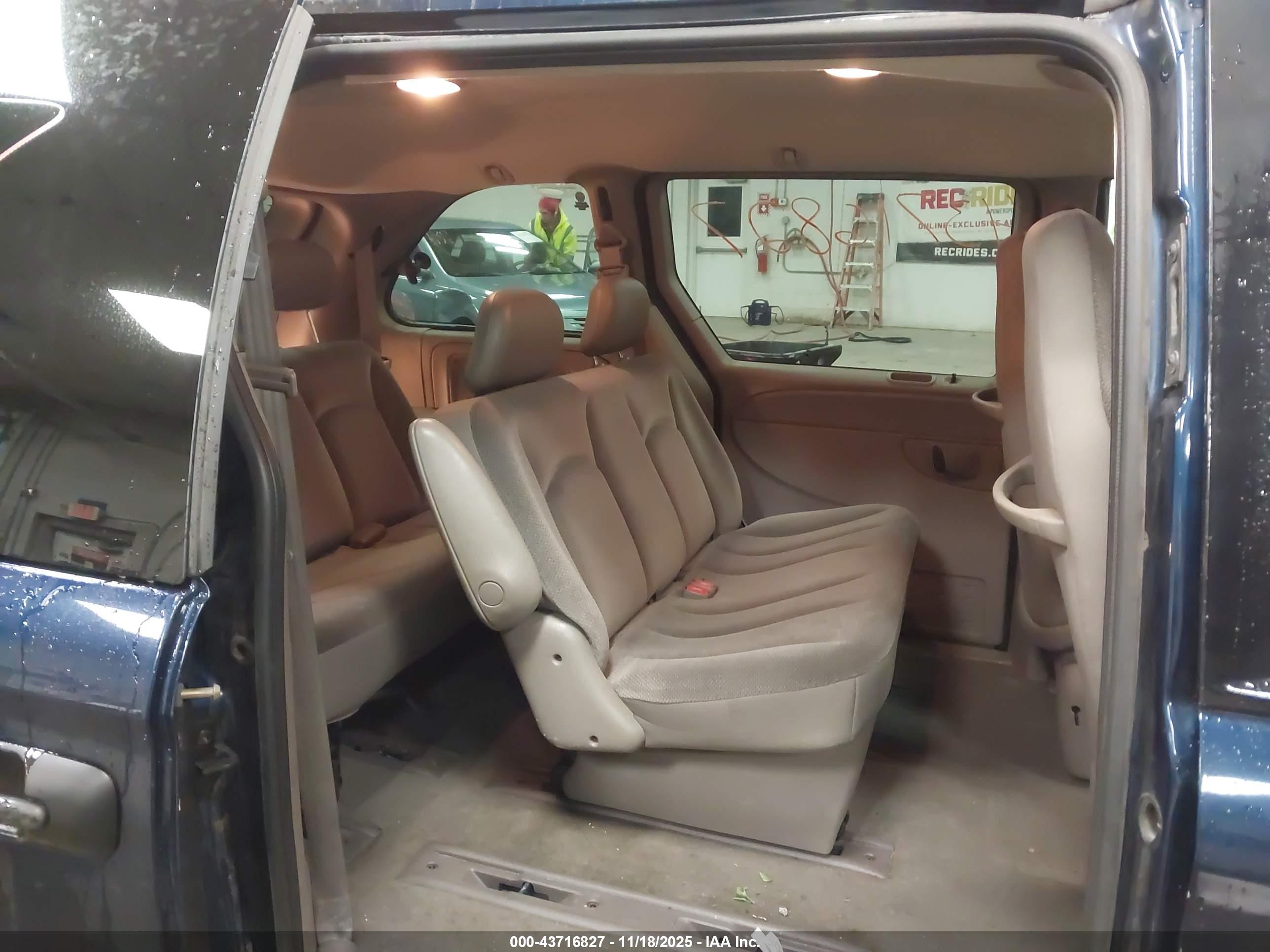 CHRYSLER VOYAGER image 8