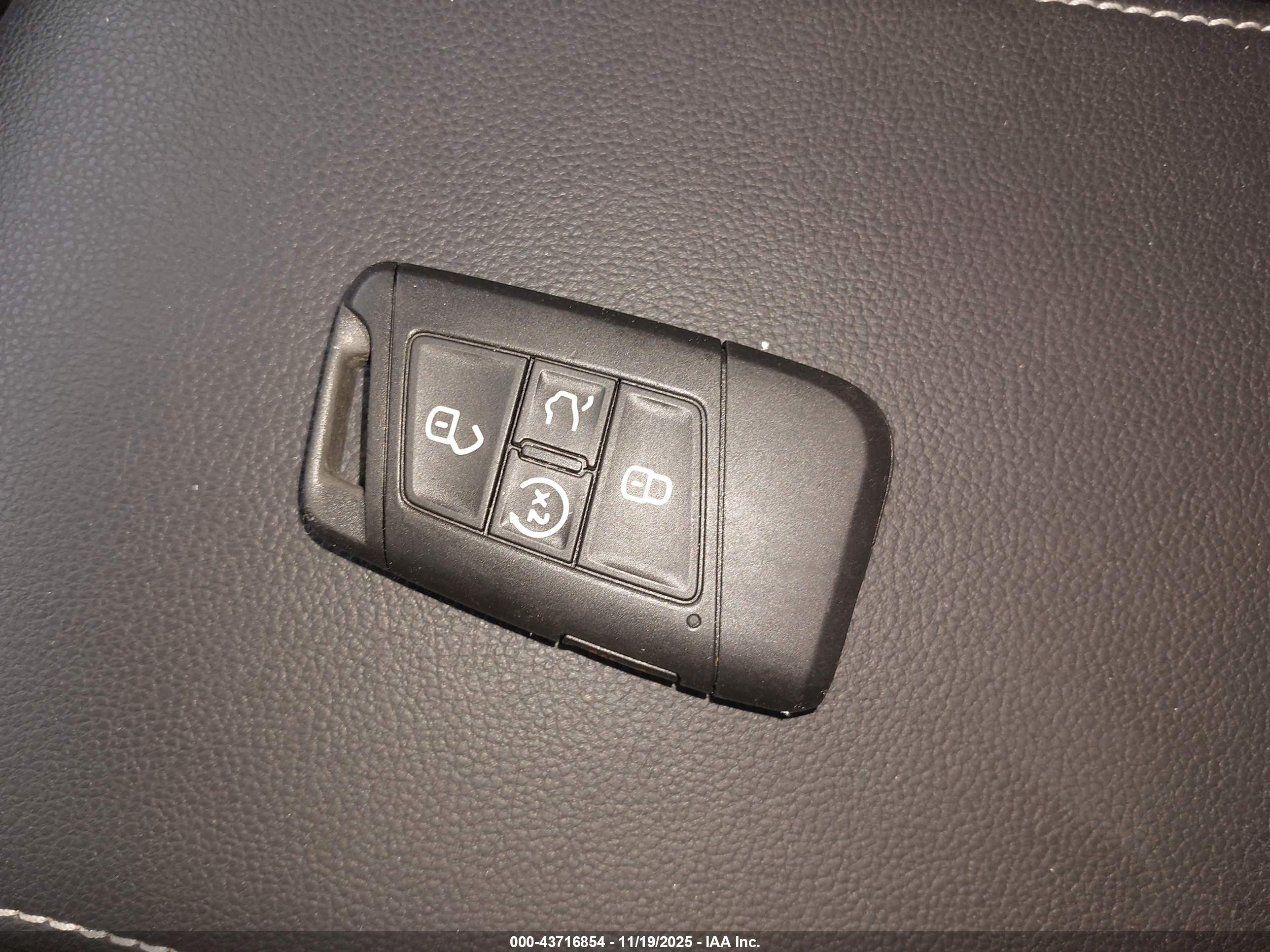 VOLKSWAGEN TAOS image 11