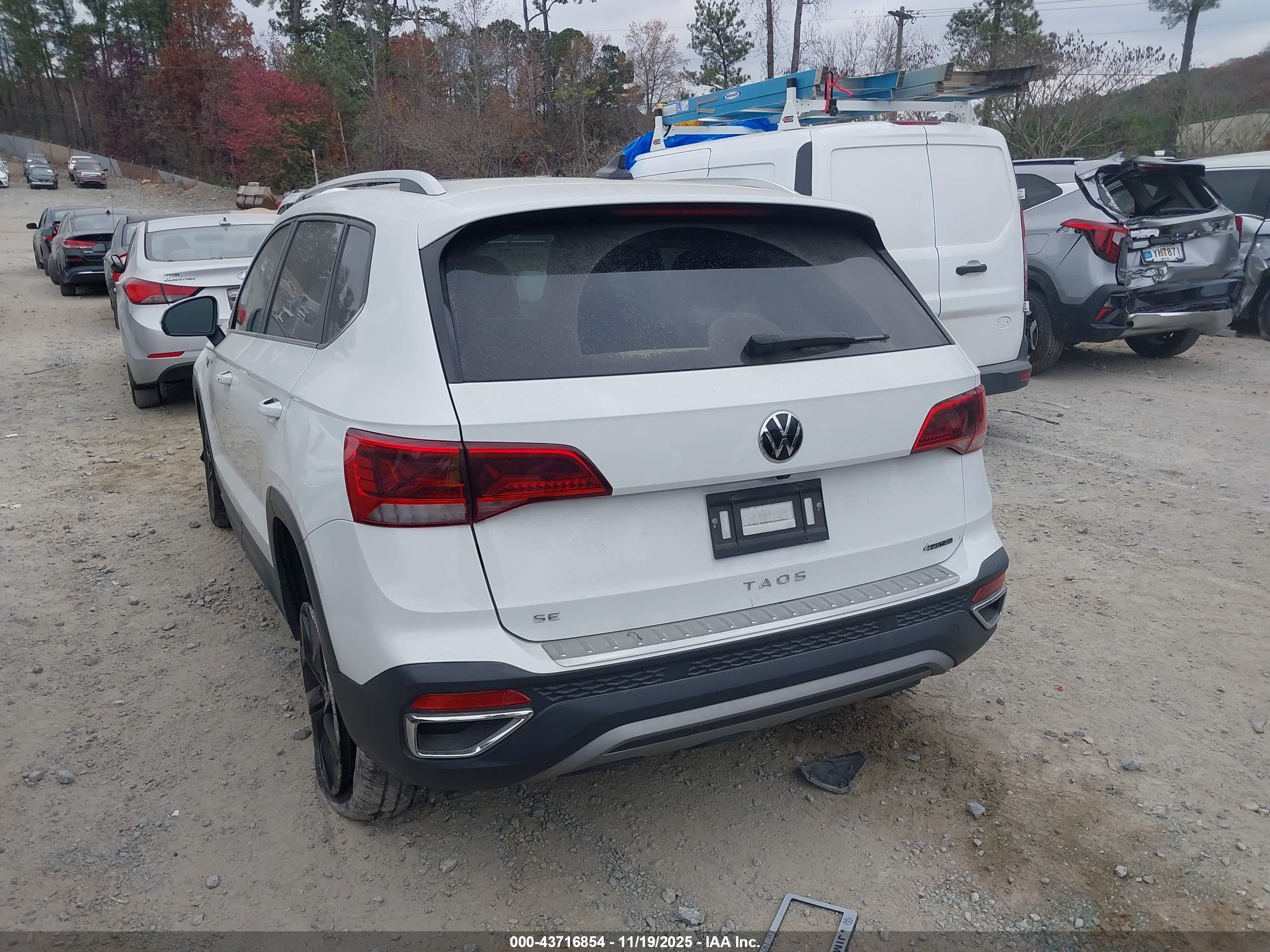 VOLKSWAGEN TAOS image 3