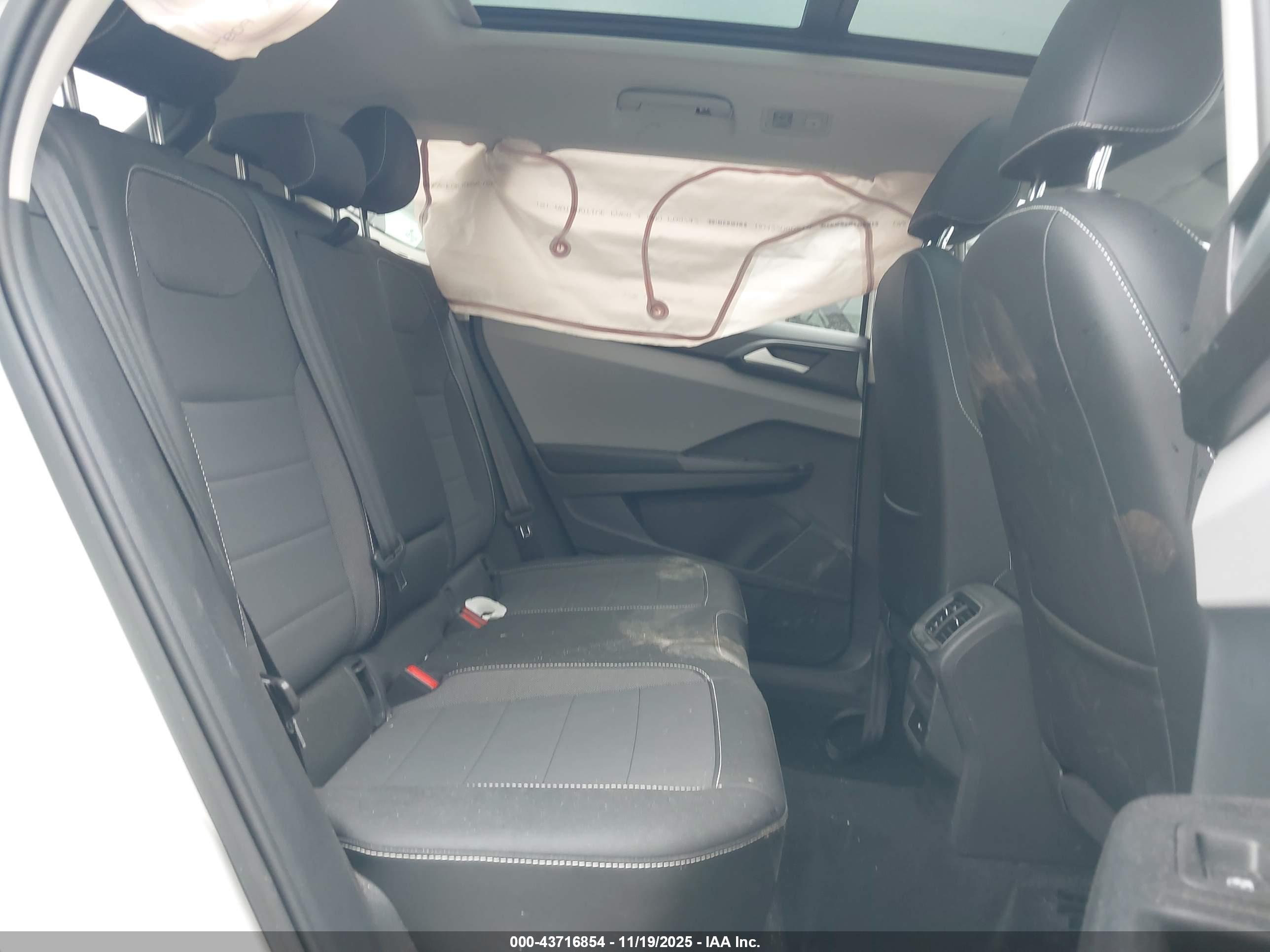 VOLKSWAGEN TAOS image 8