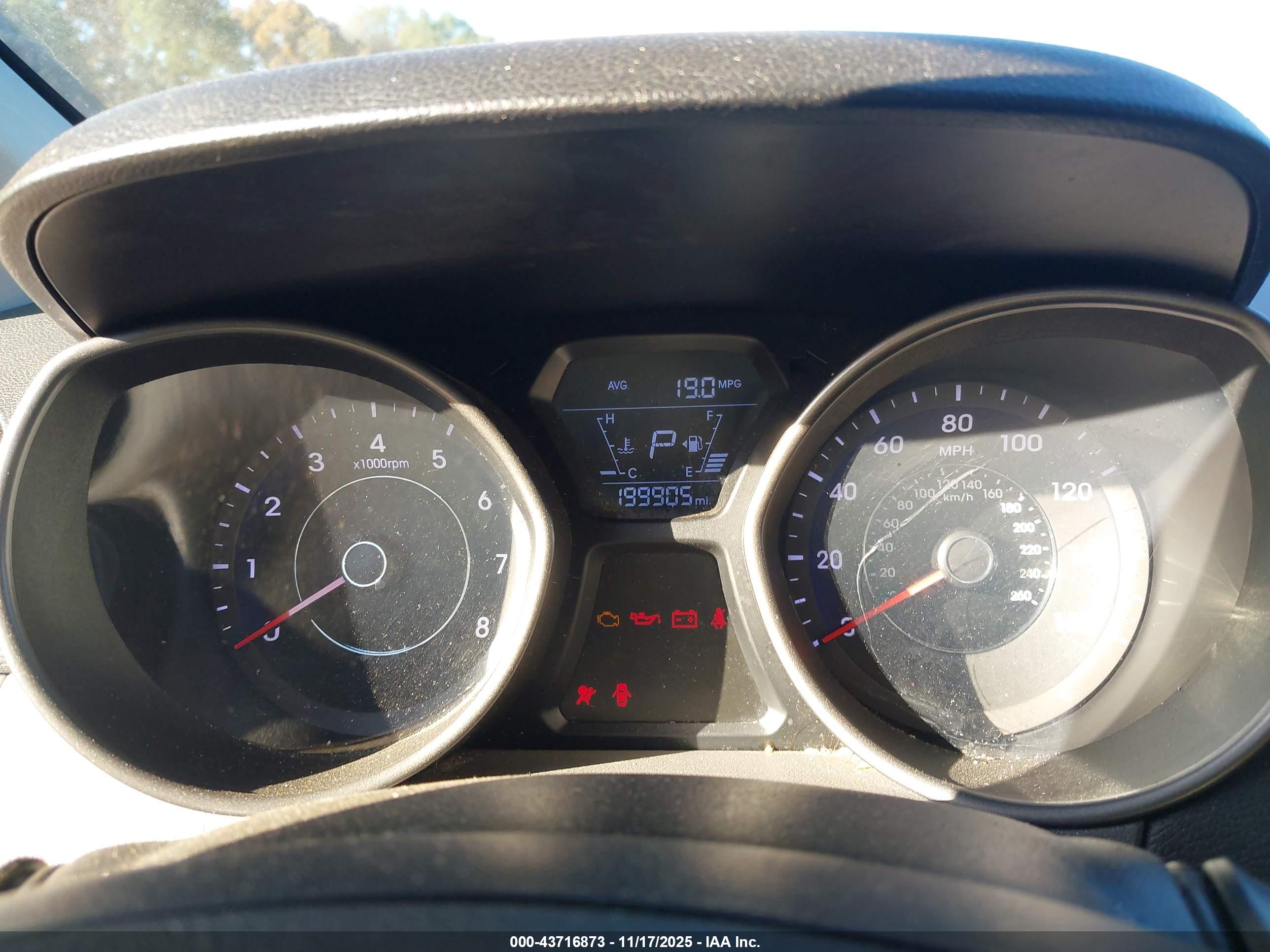 HYUNDAI ELANTRA image 7