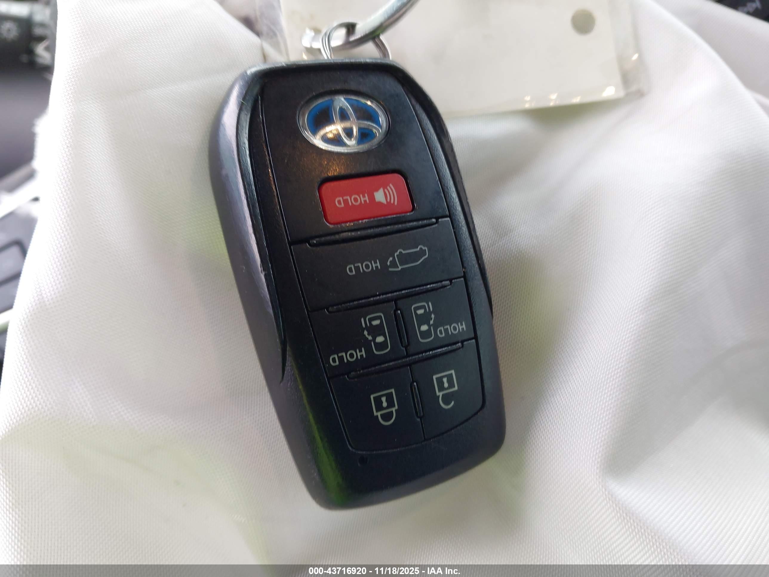TOYOTA SIENNA image 11