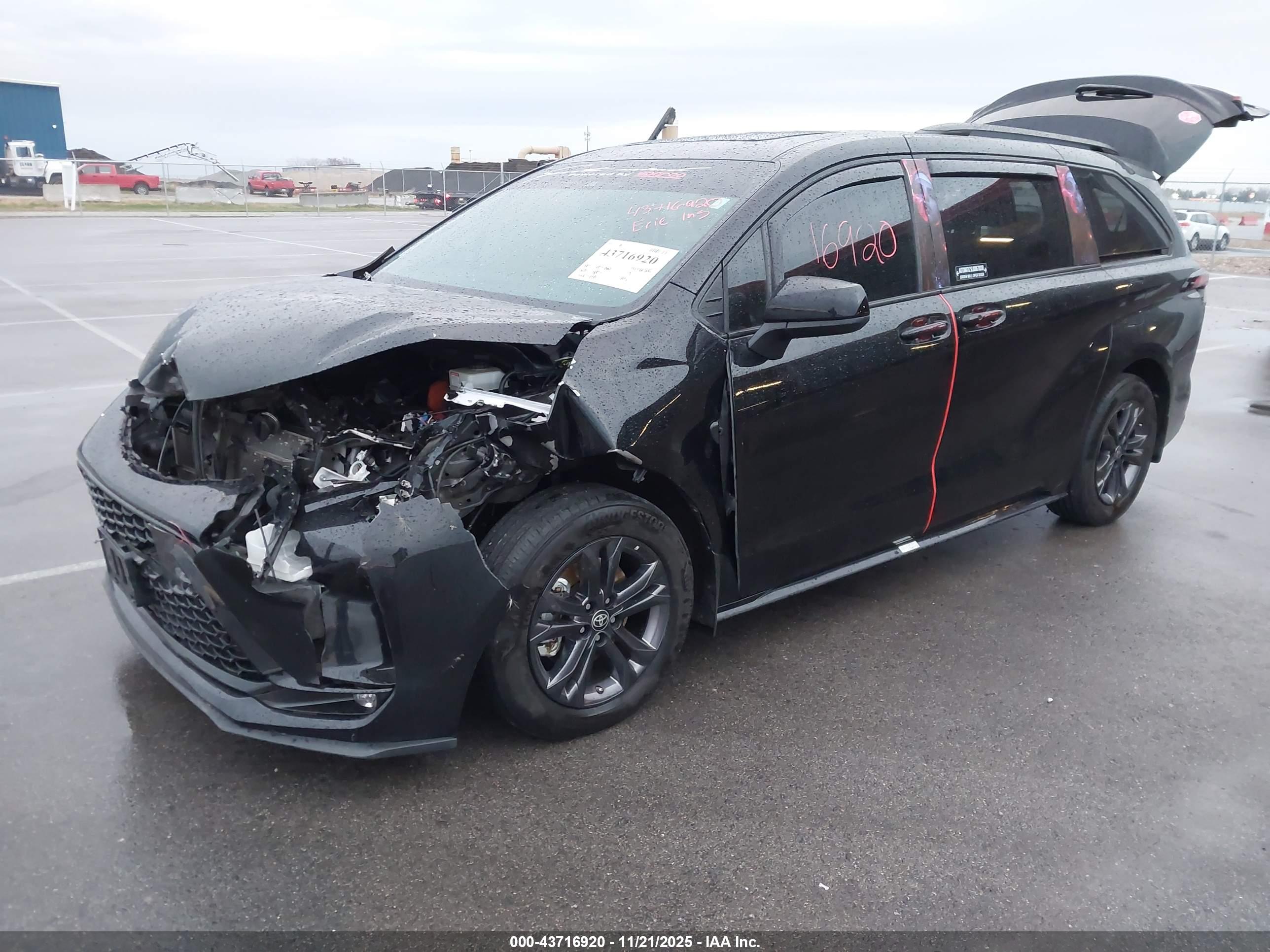 TOYOTA SIENNA image 2