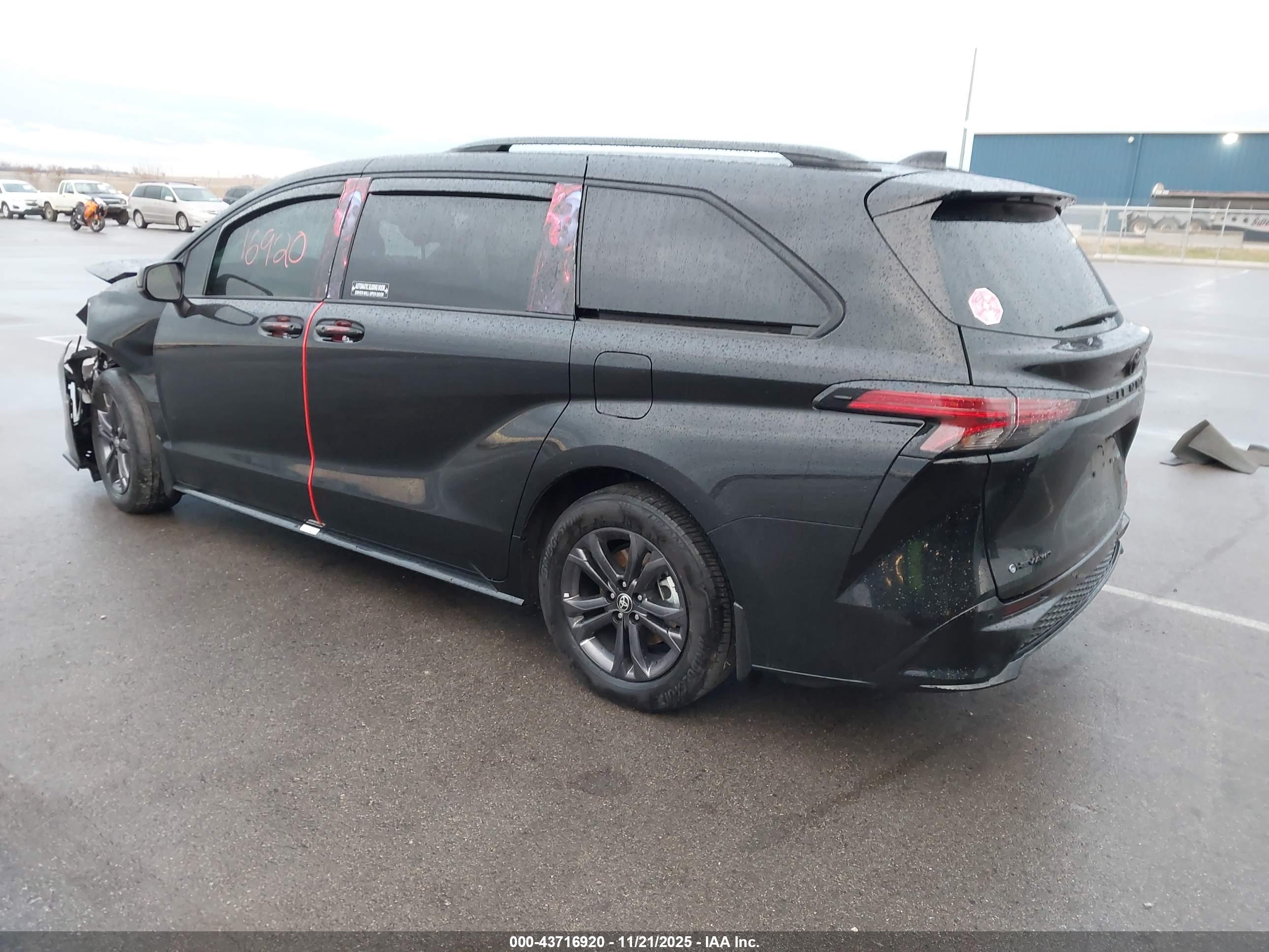 TOYOTA SIENNA image 3