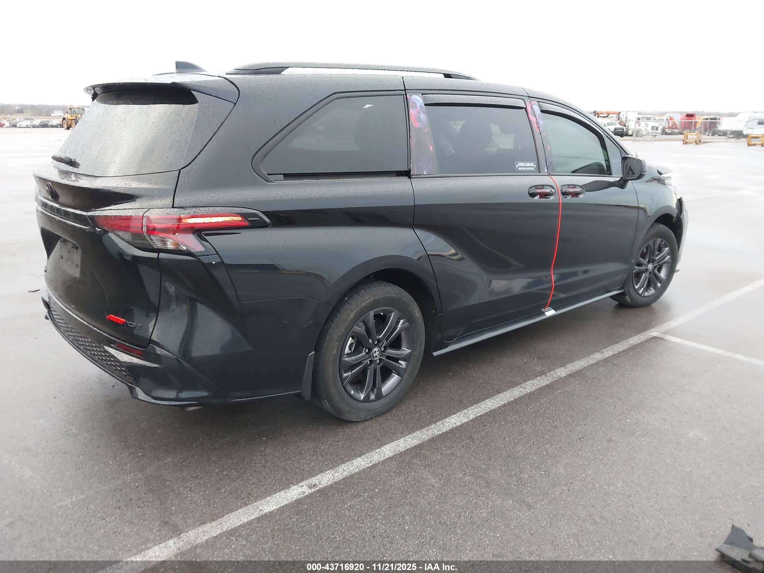 TOYOTA SIENNA image 4