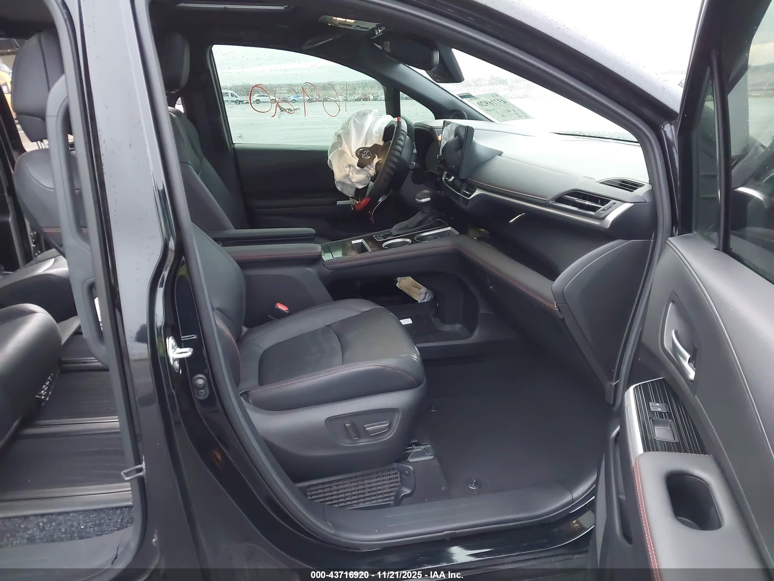 TOYOTA SIENNA image 5
