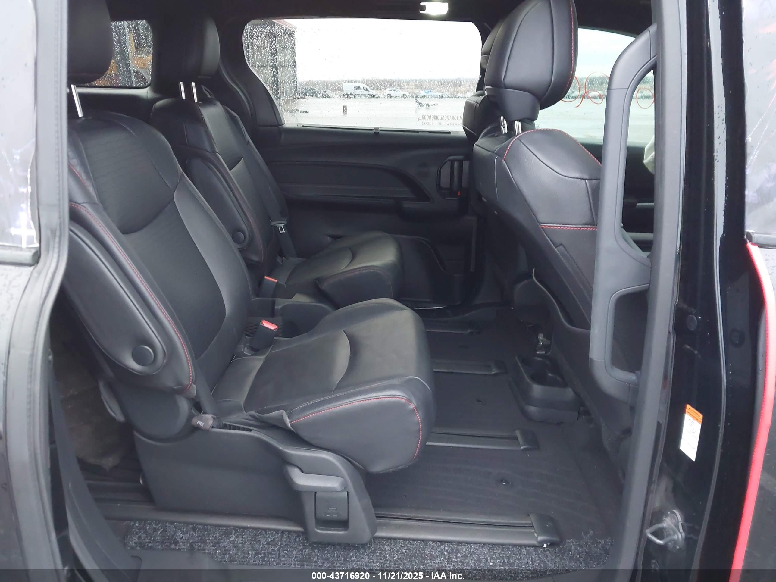 TOYOTA SIENNA image 8