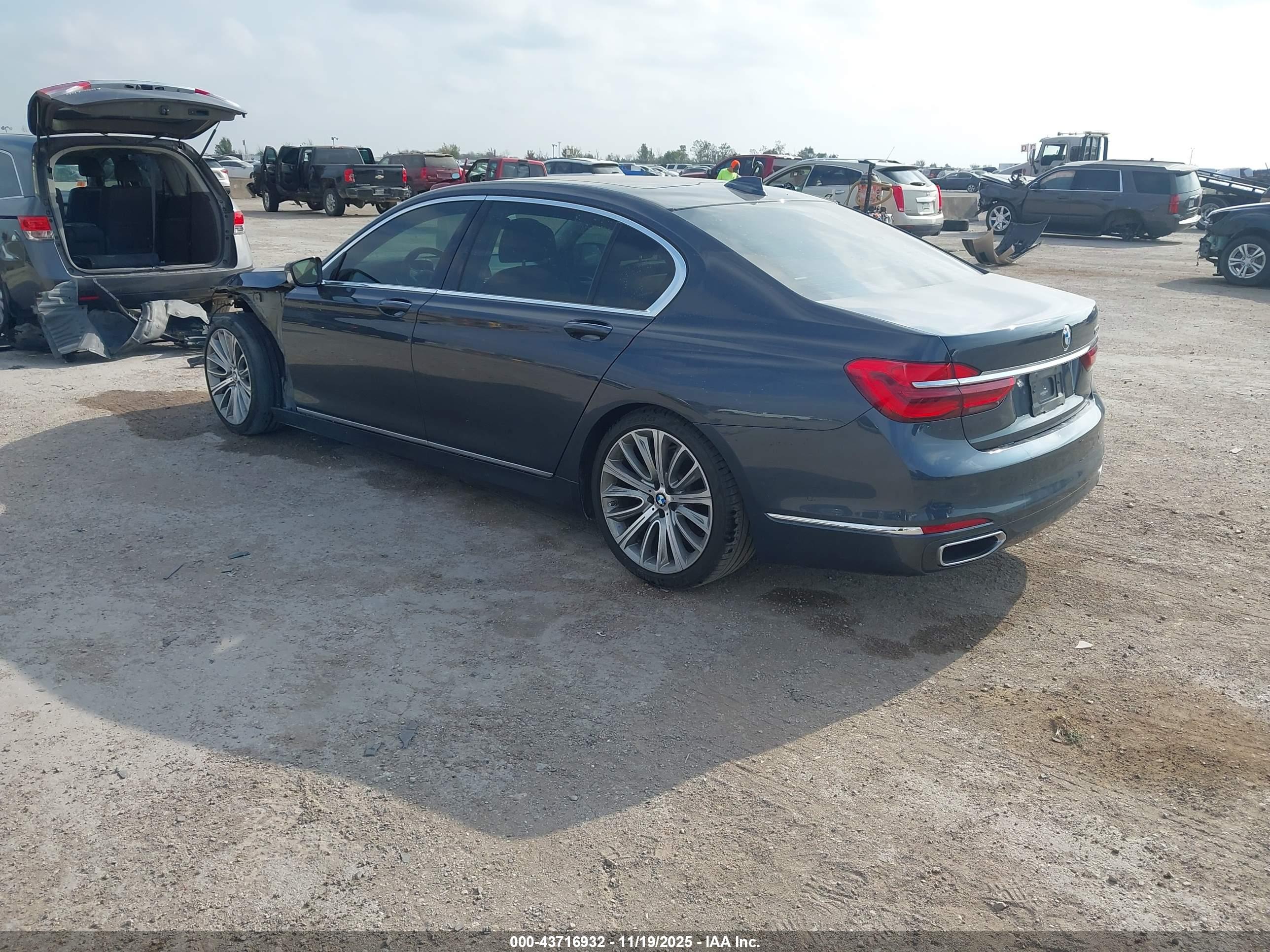 BMW 750I image 3