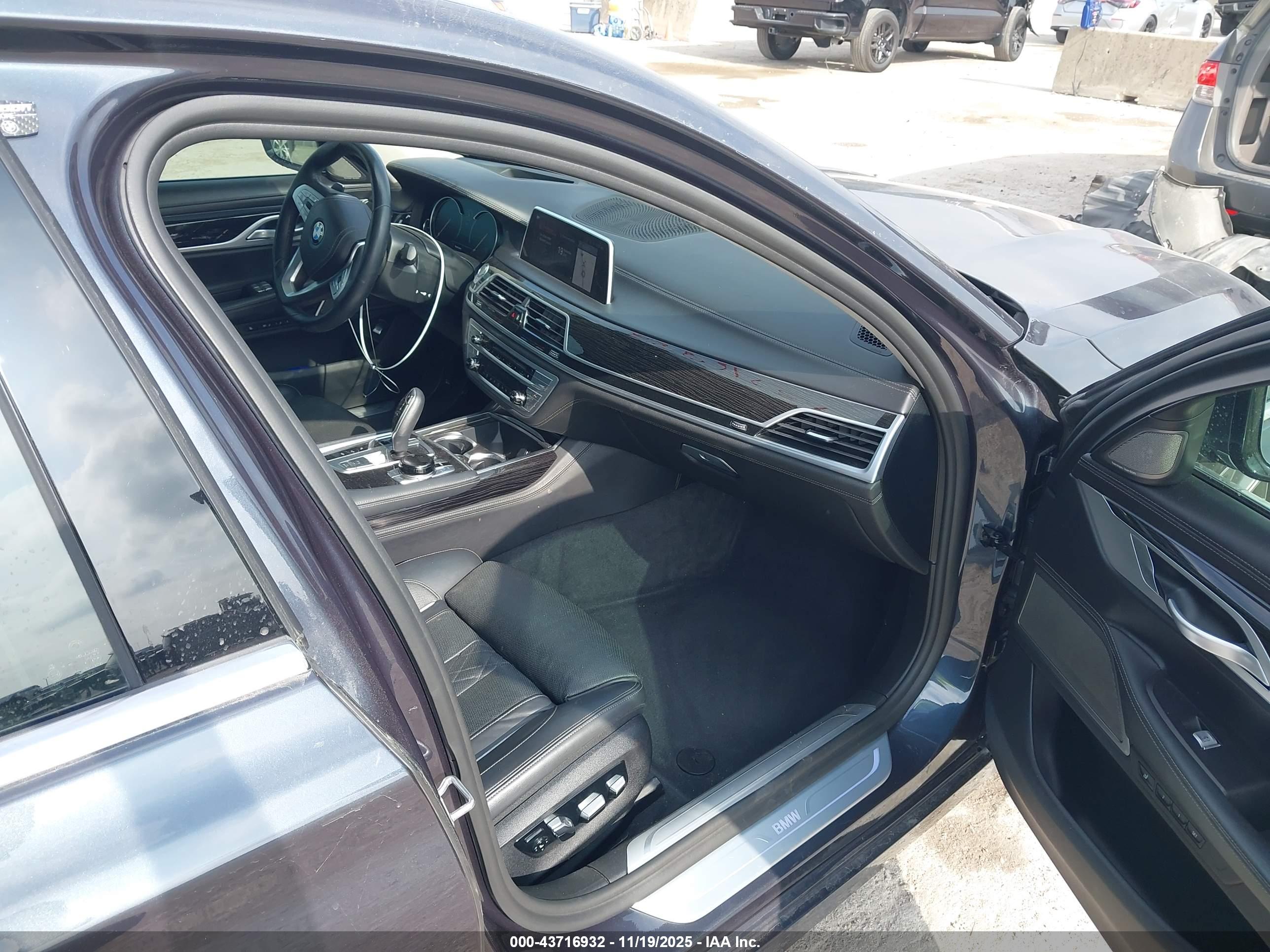 BMW 750I image 5