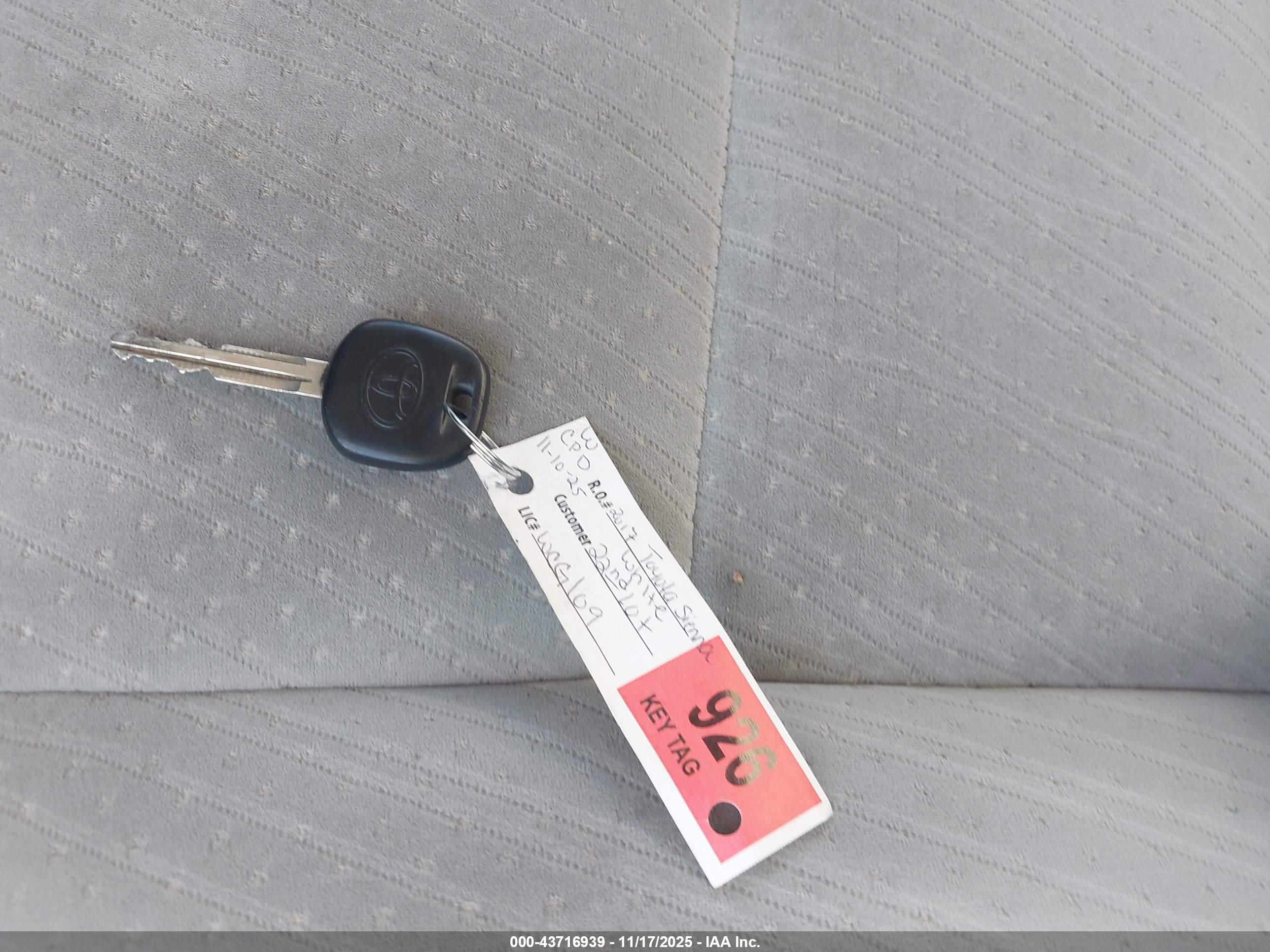 TOYOTA SIENNA image 11