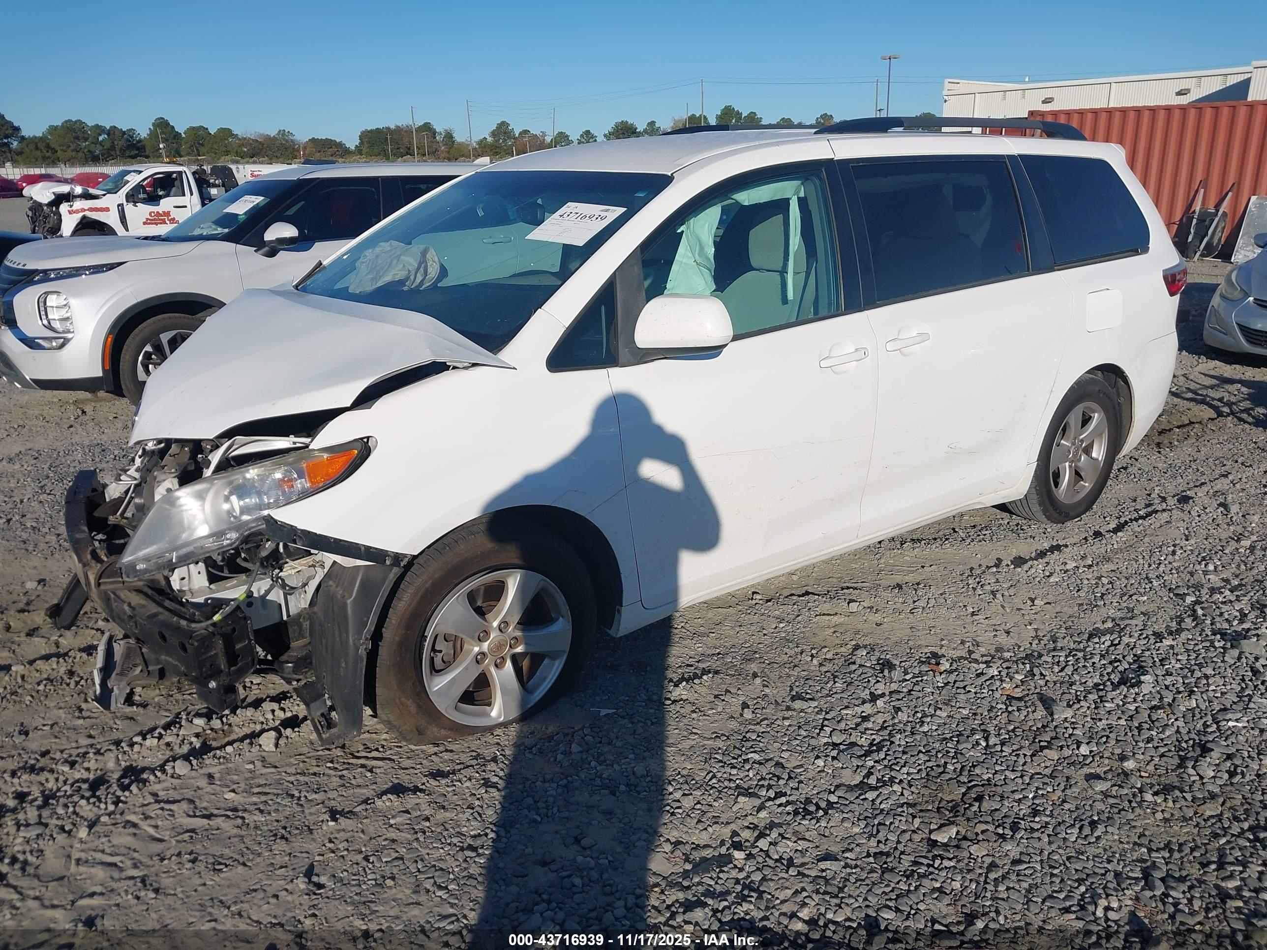 TOYOTA SIENNA image 2
