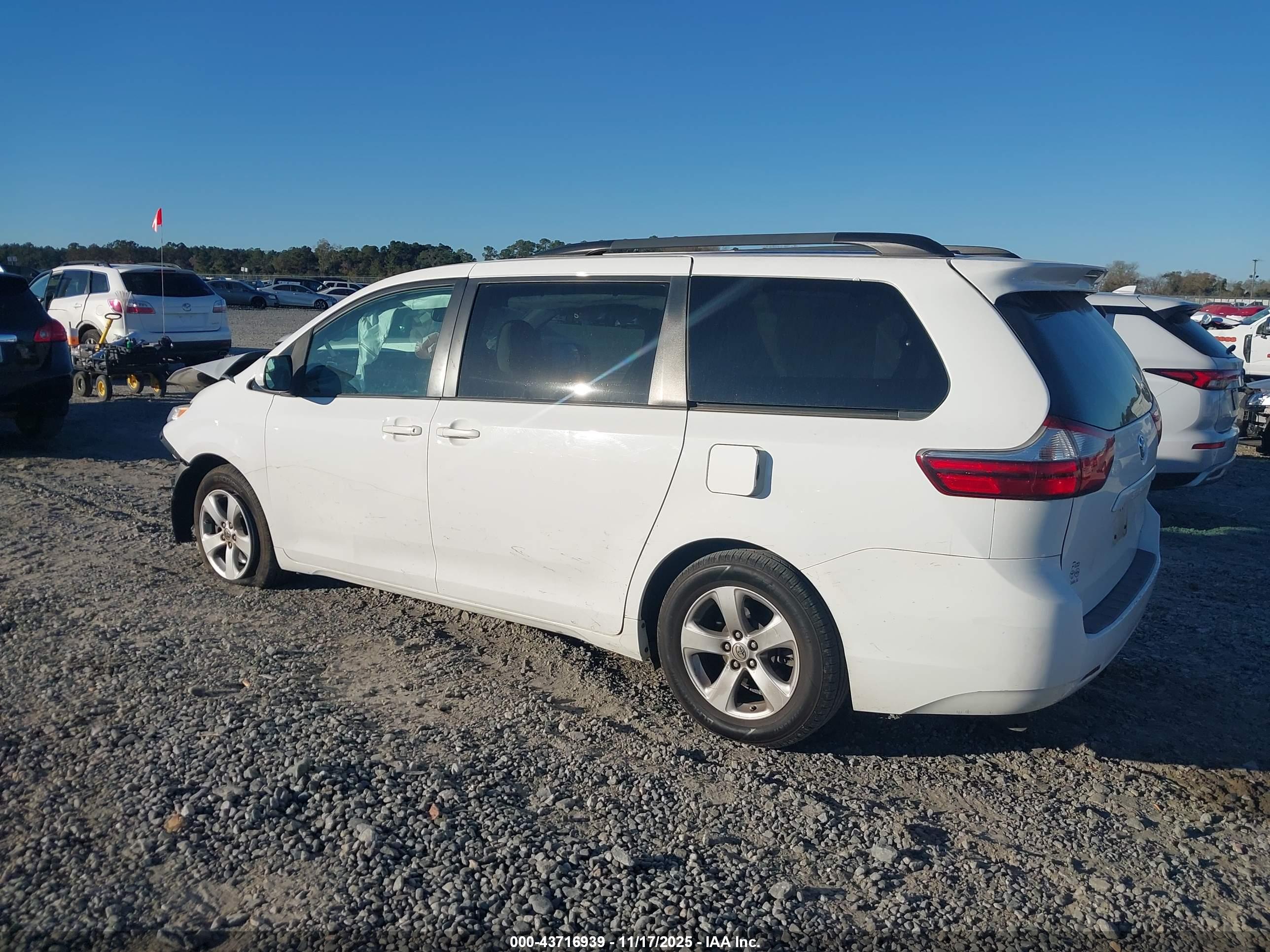 TOYOTA SIENNA image 3