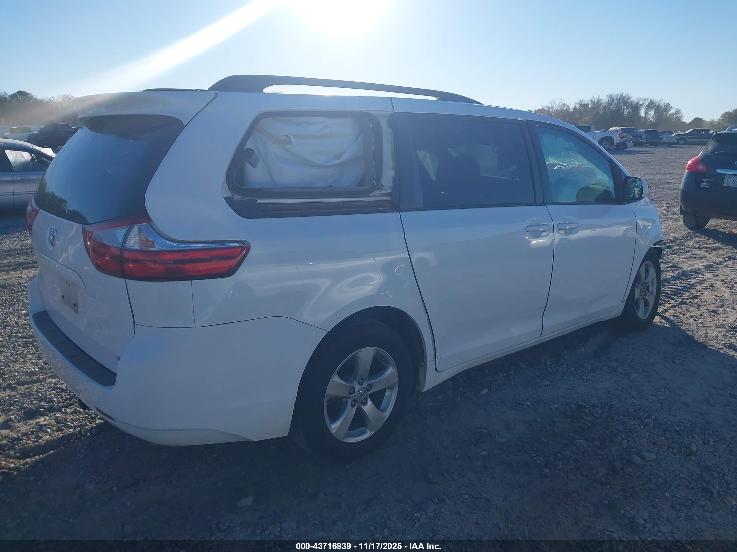 TOYOTA SIENNA image 4