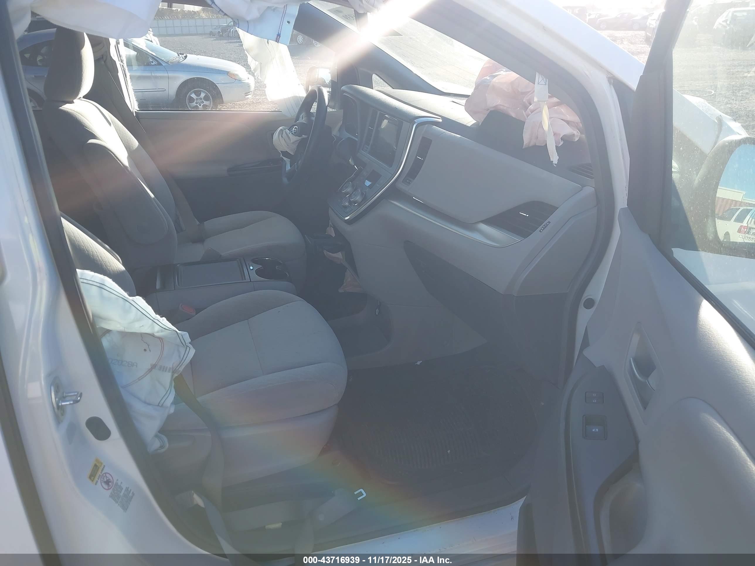 TOYOTA SIENNA image 5