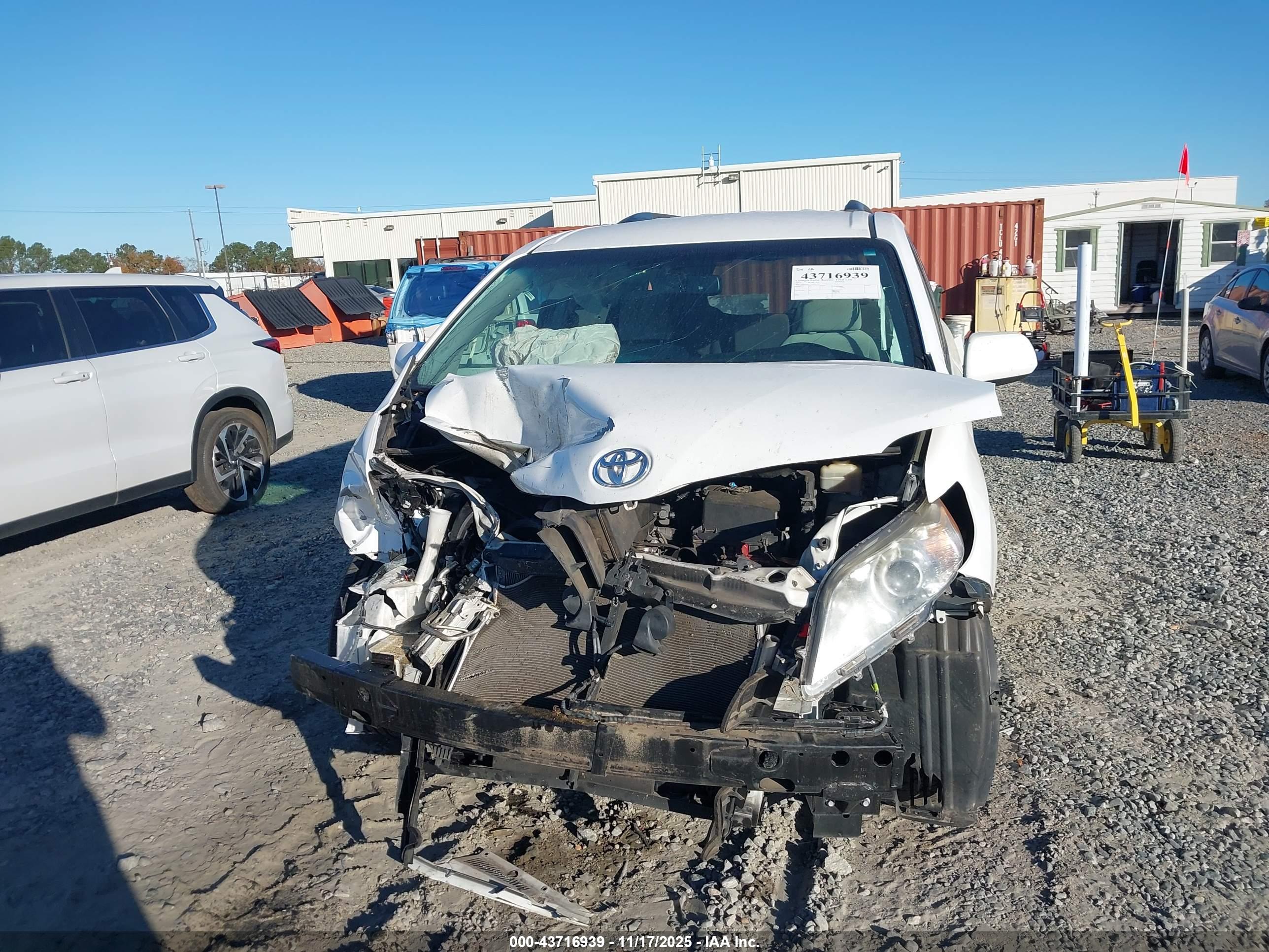 TOYOTA SIENNA image 6
