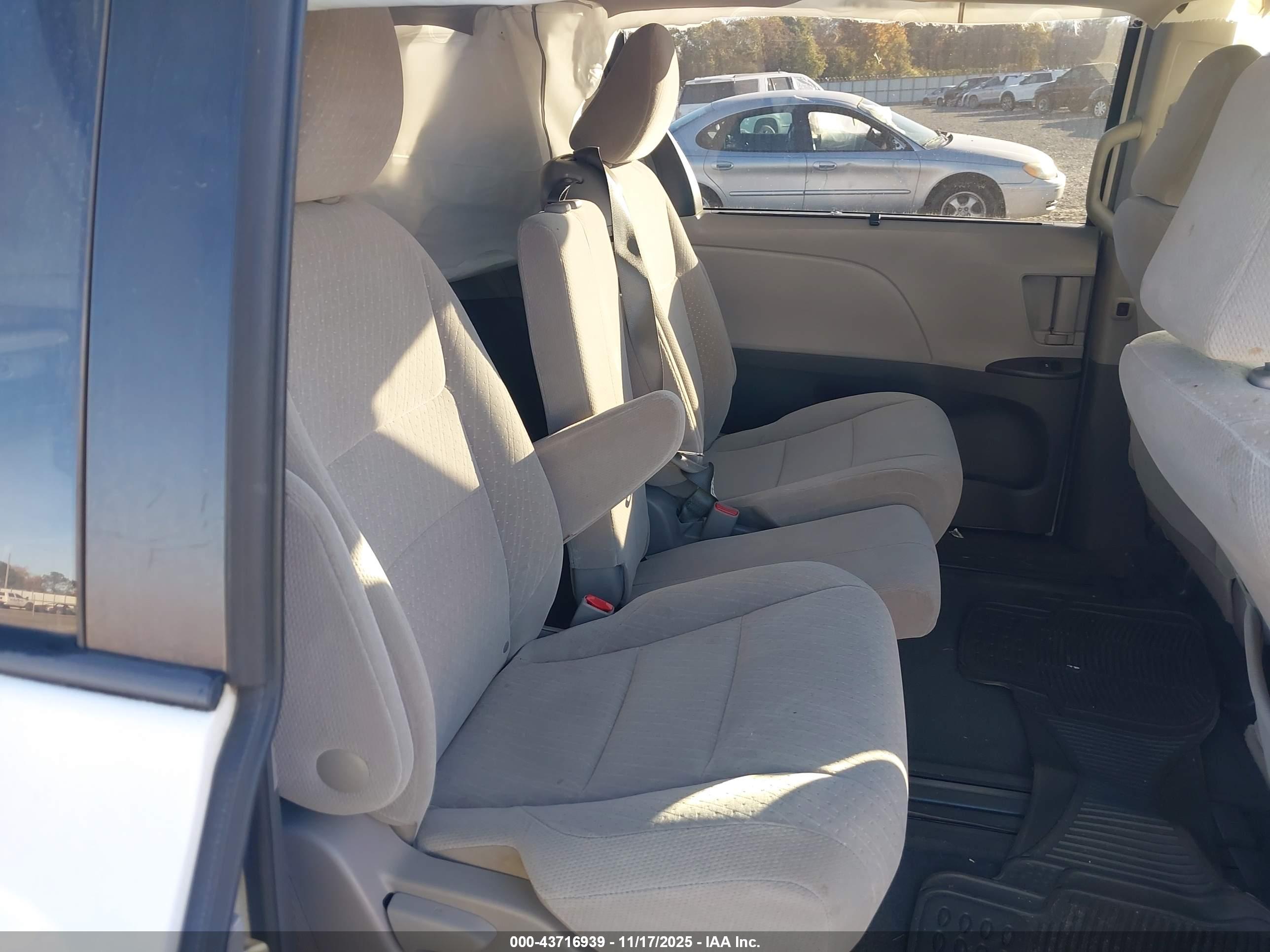 TOYOTA SIENNA image 8