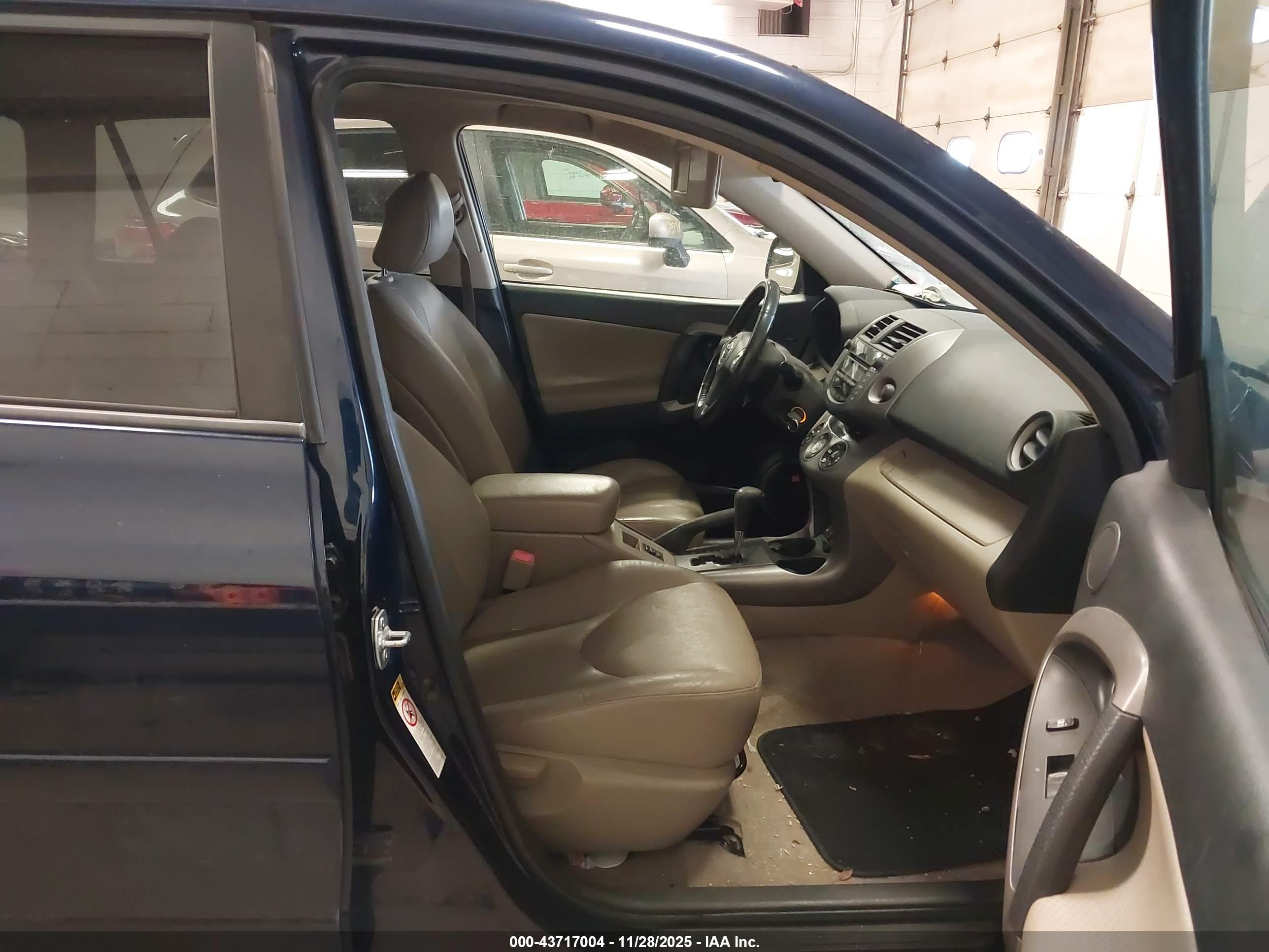 TOYOTA RAV4 image 5