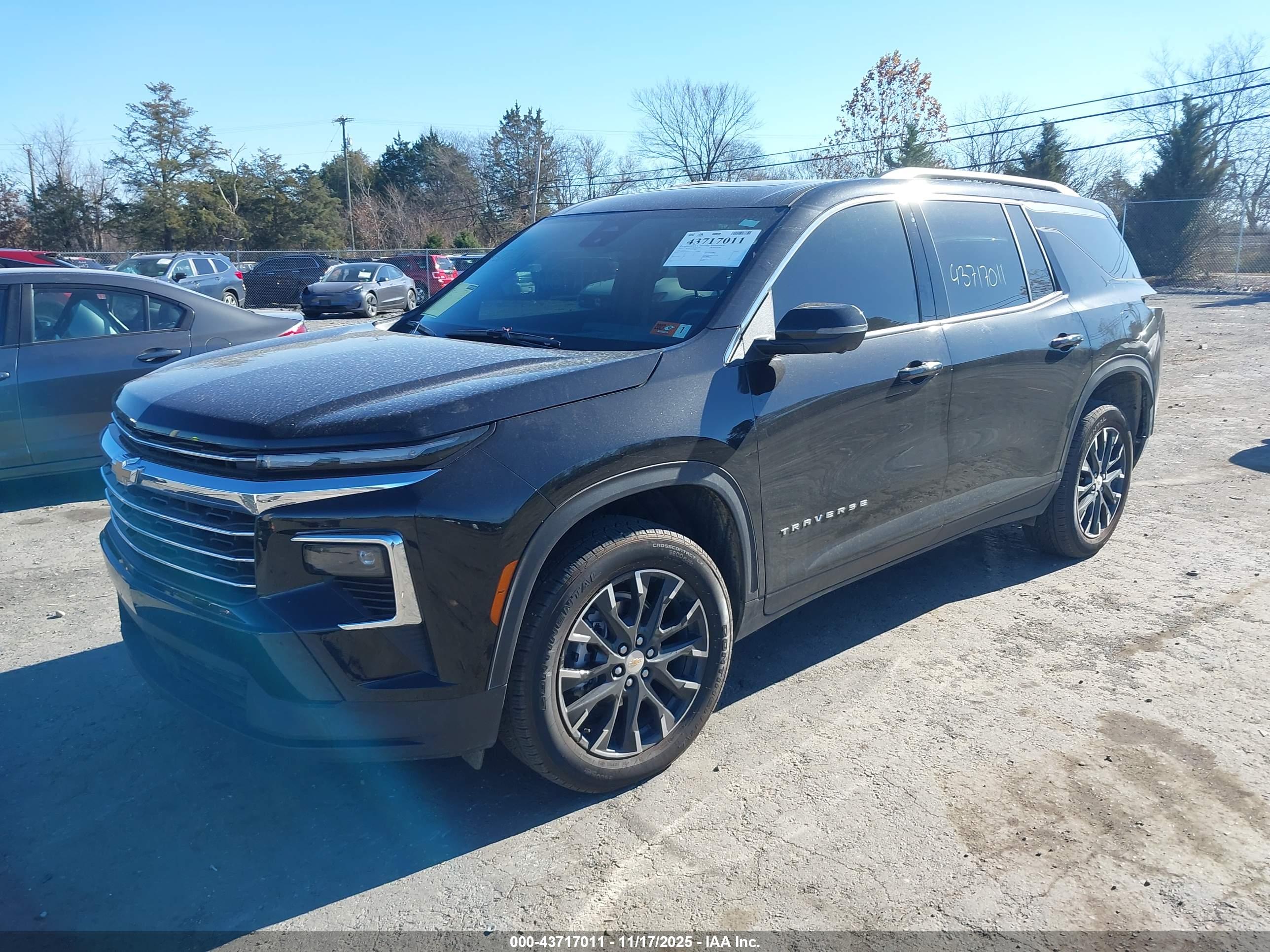 CHEVROLET TRAVERSE image 2