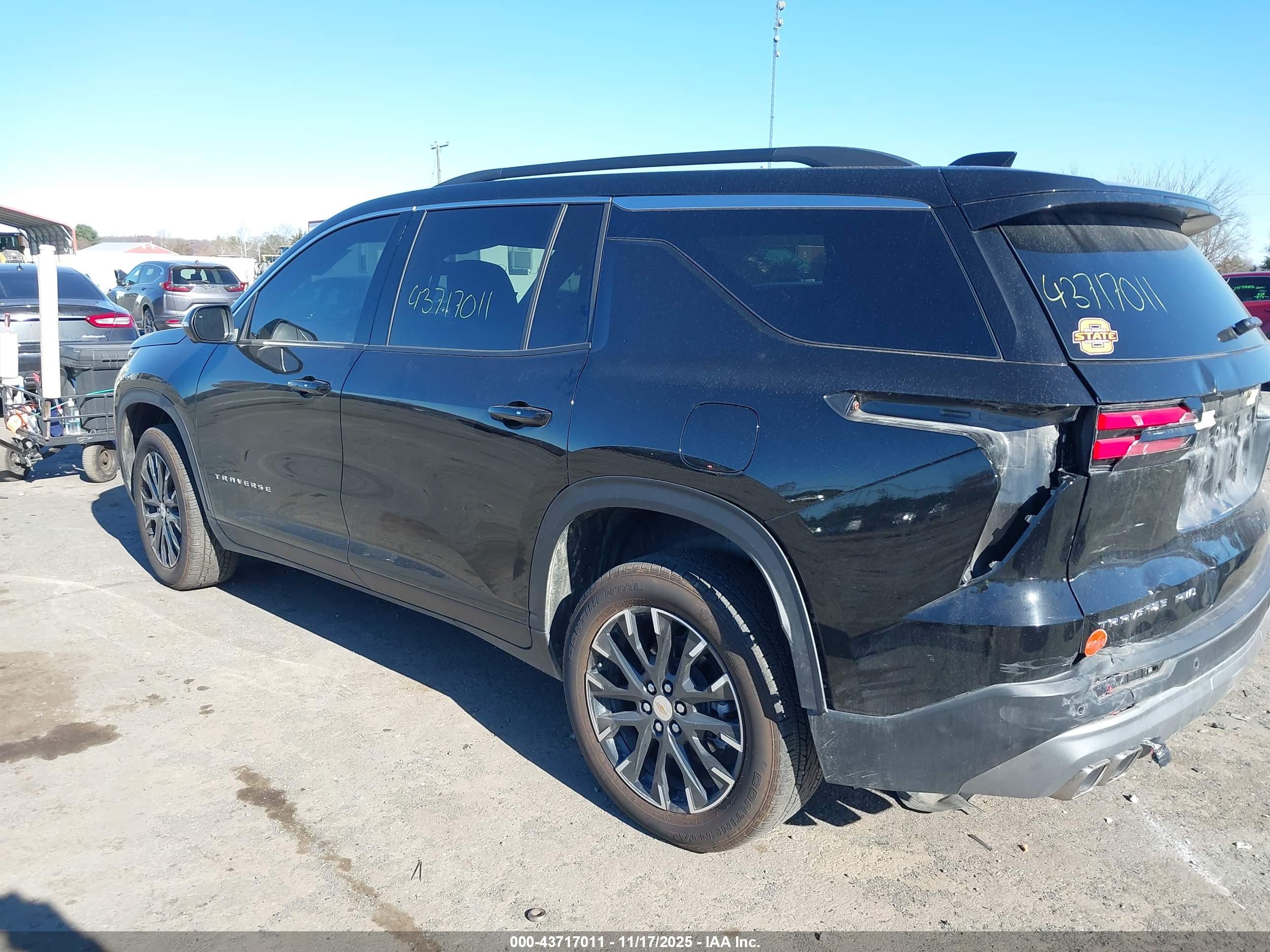 CHEVROLET TRAVERSE image 3