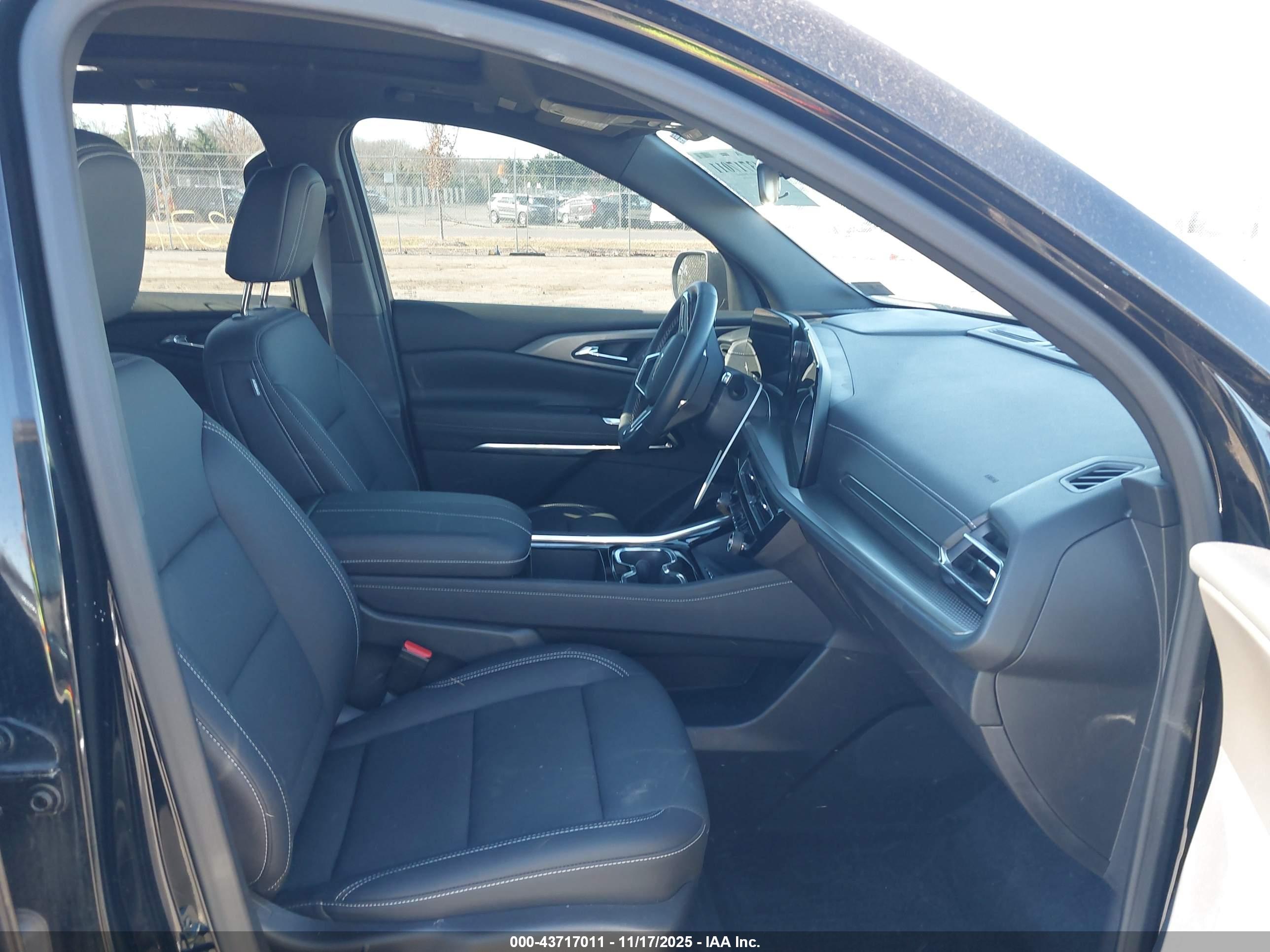 CHEVROLET TRAVERSE image 5