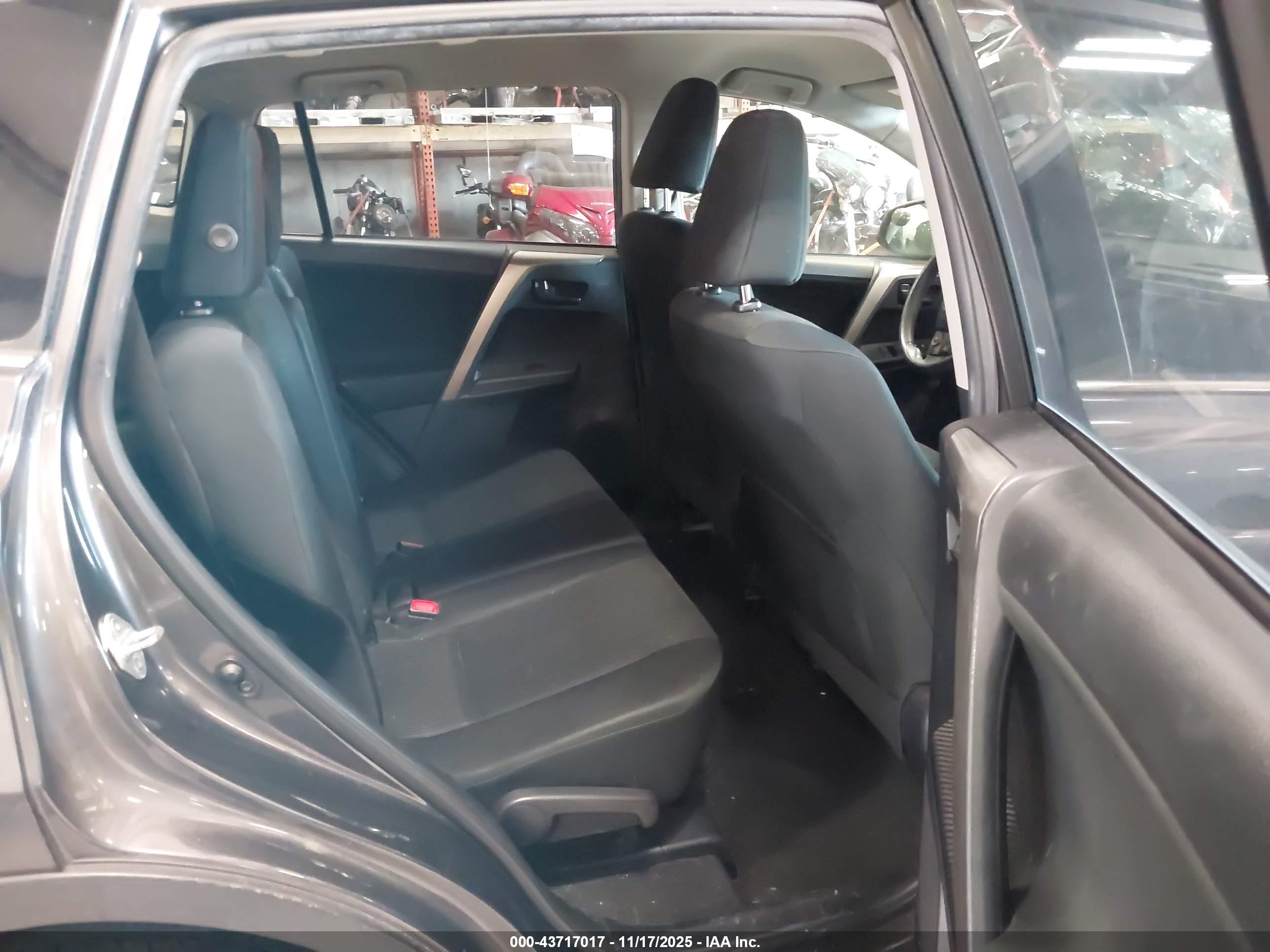TOYOTA RAV4 image 8