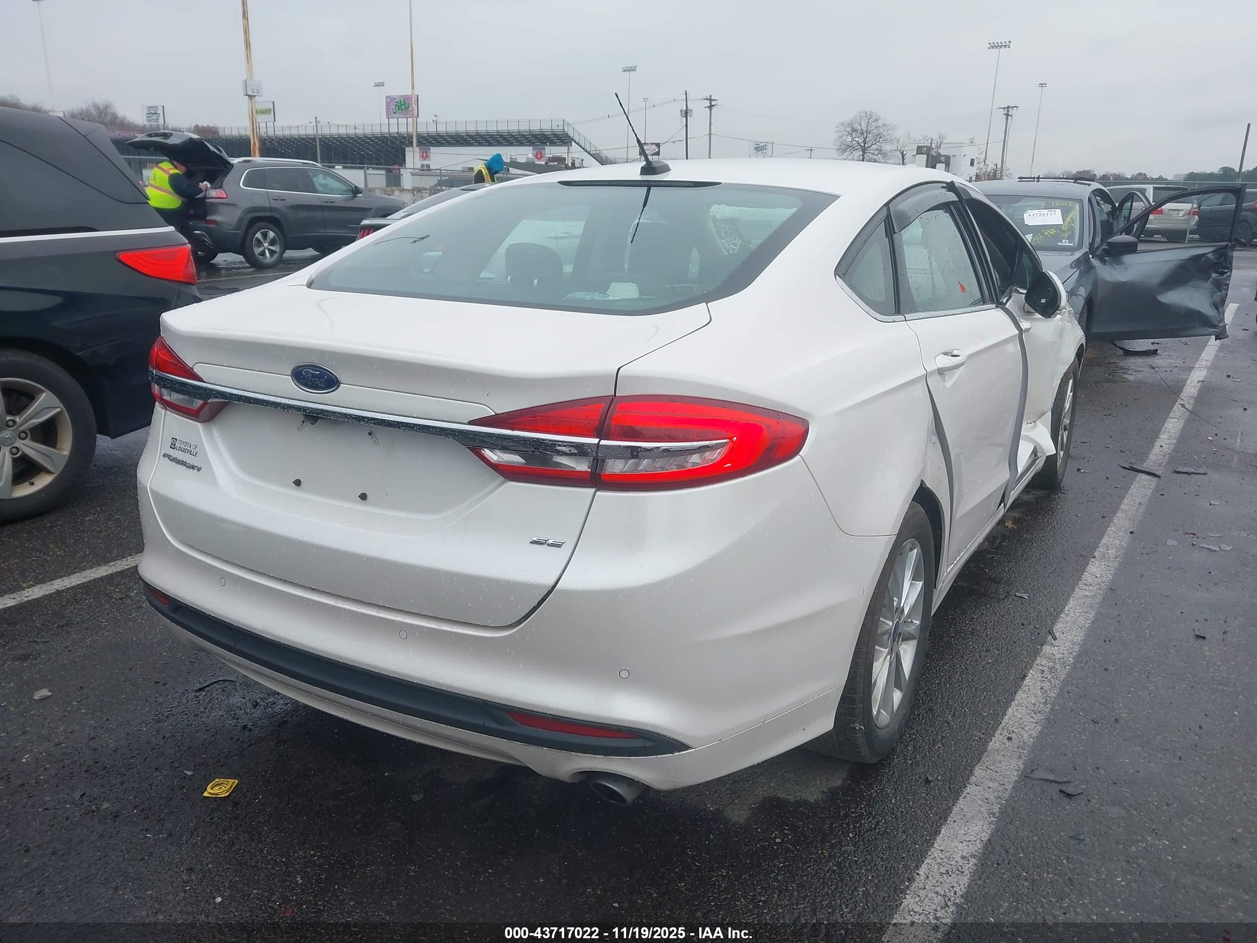 FORD FUSION image 4