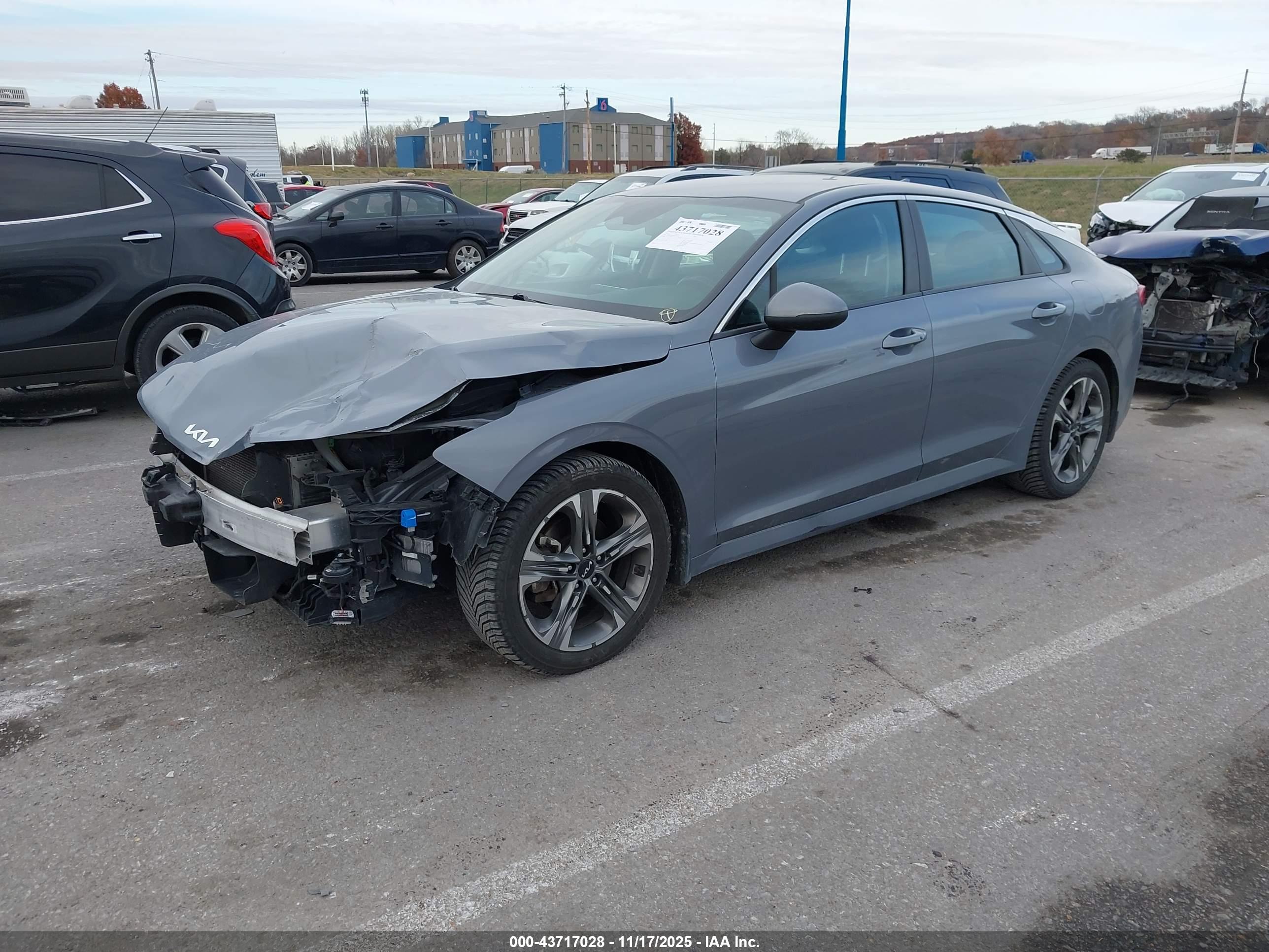 KIA K5 image 2
