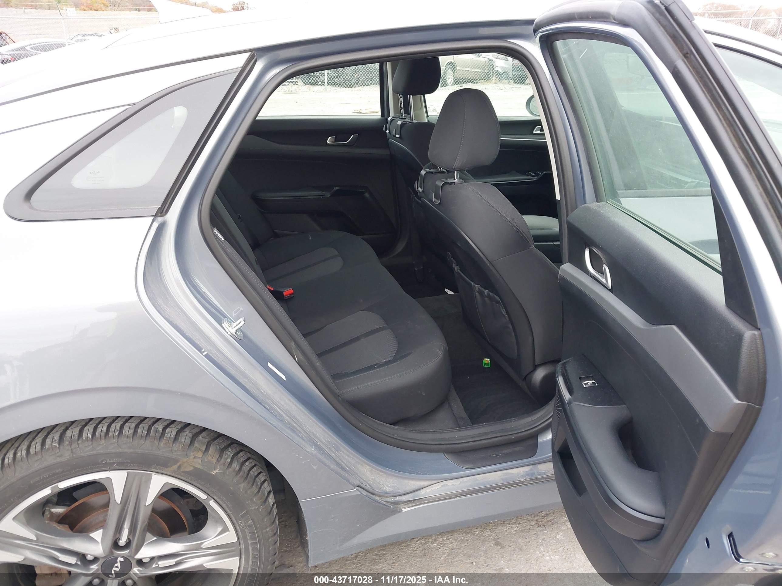 KIA K5 image 8