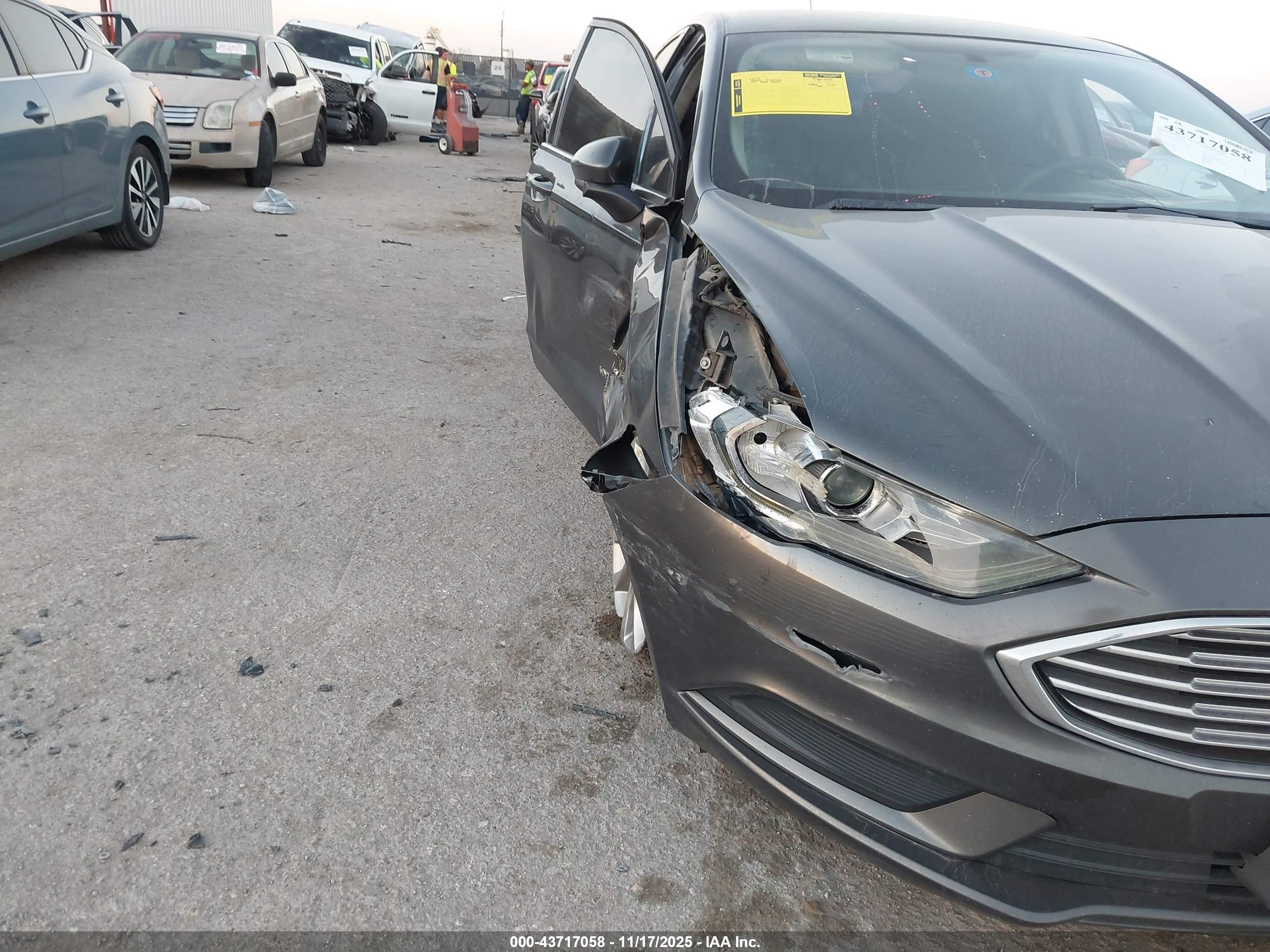 FORD FUSION image 6