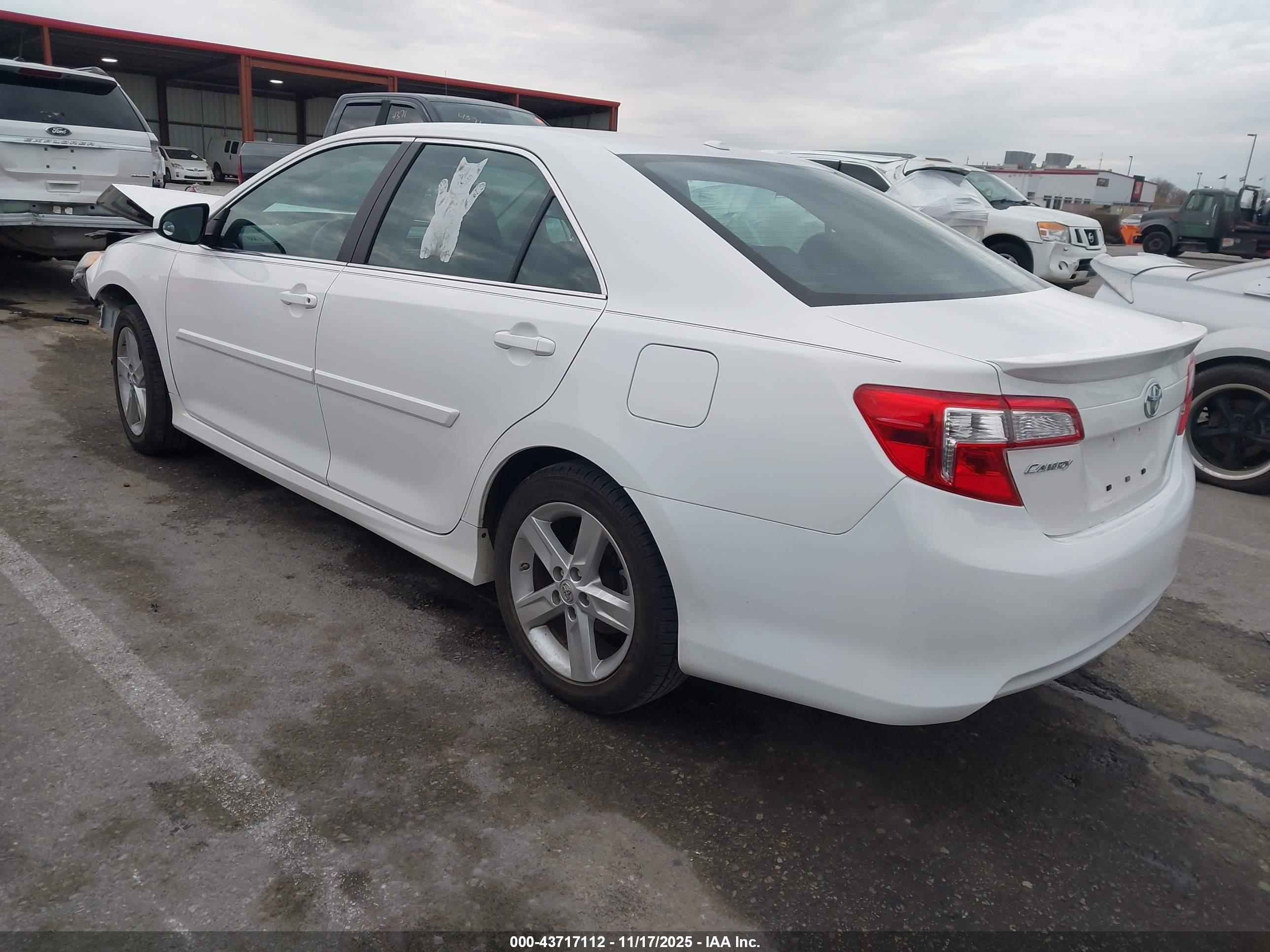 TOYOTA CAMRY image 3