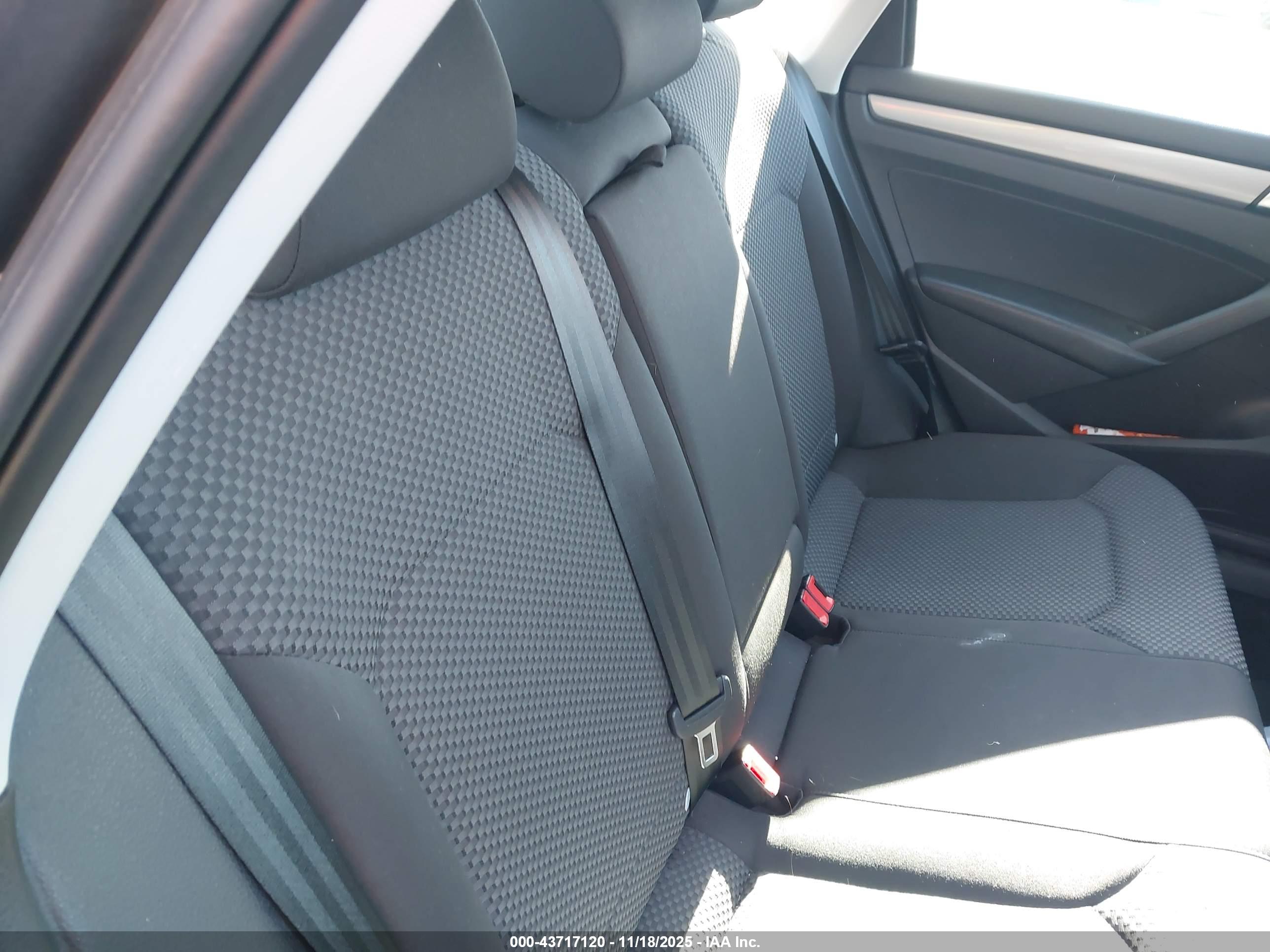 VOLKSWAGEN PASSAT image 8