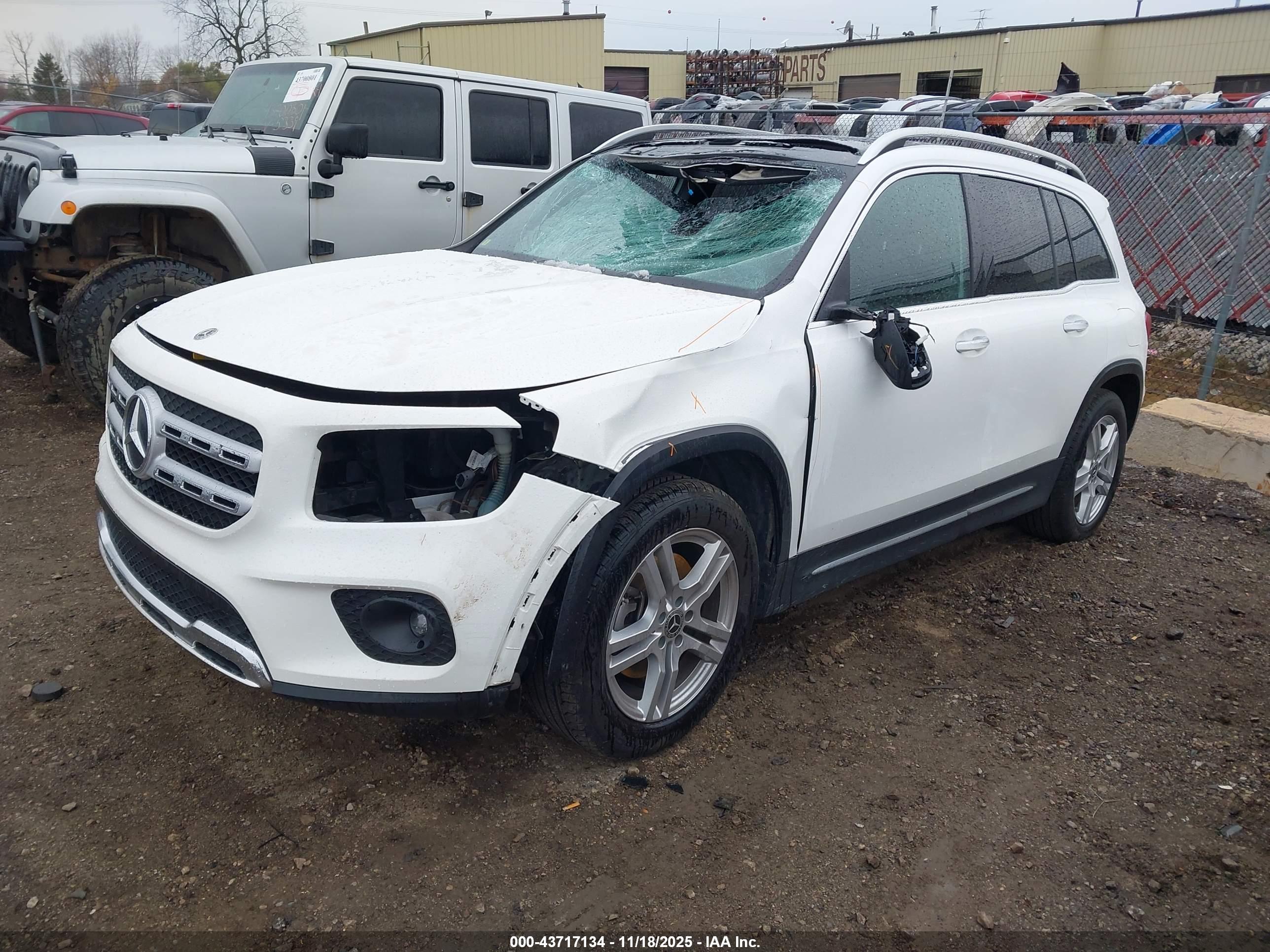 MERCEDES-BENZ GLB image 2