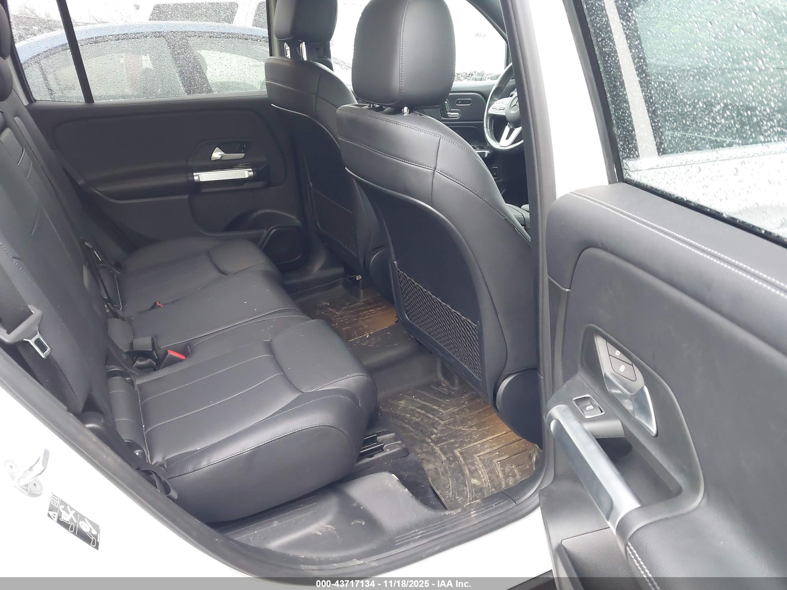 MERCEDES-BENZ GLB image 8