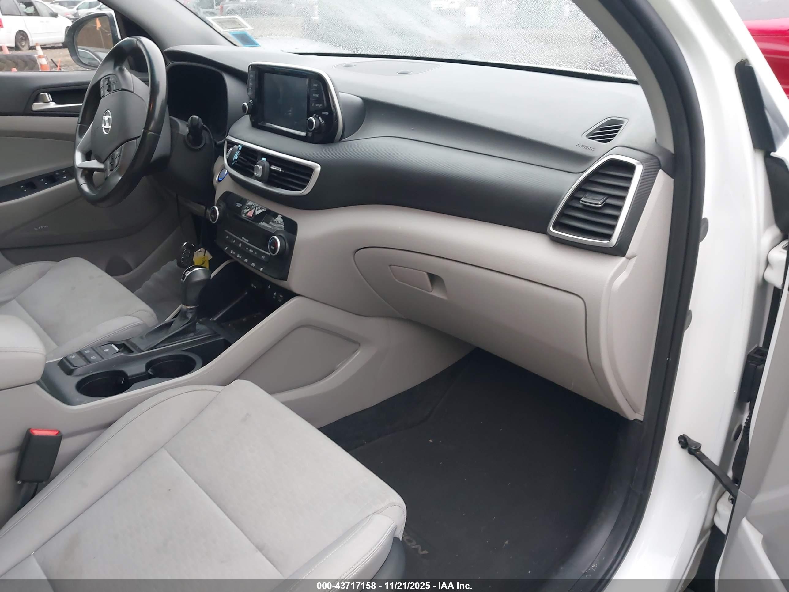 HYUNDAI TUCSON image 5